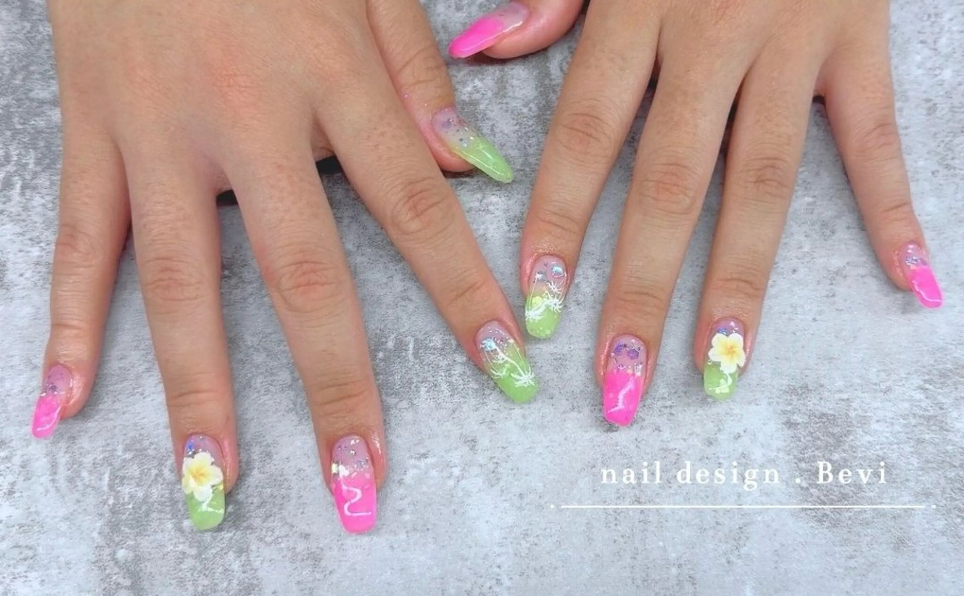 ネイル オーロラネイル クリアネイル フラッシュネイル フラッシュマグ フットネイル ハンドネイル Bevi salonのその他イメージ