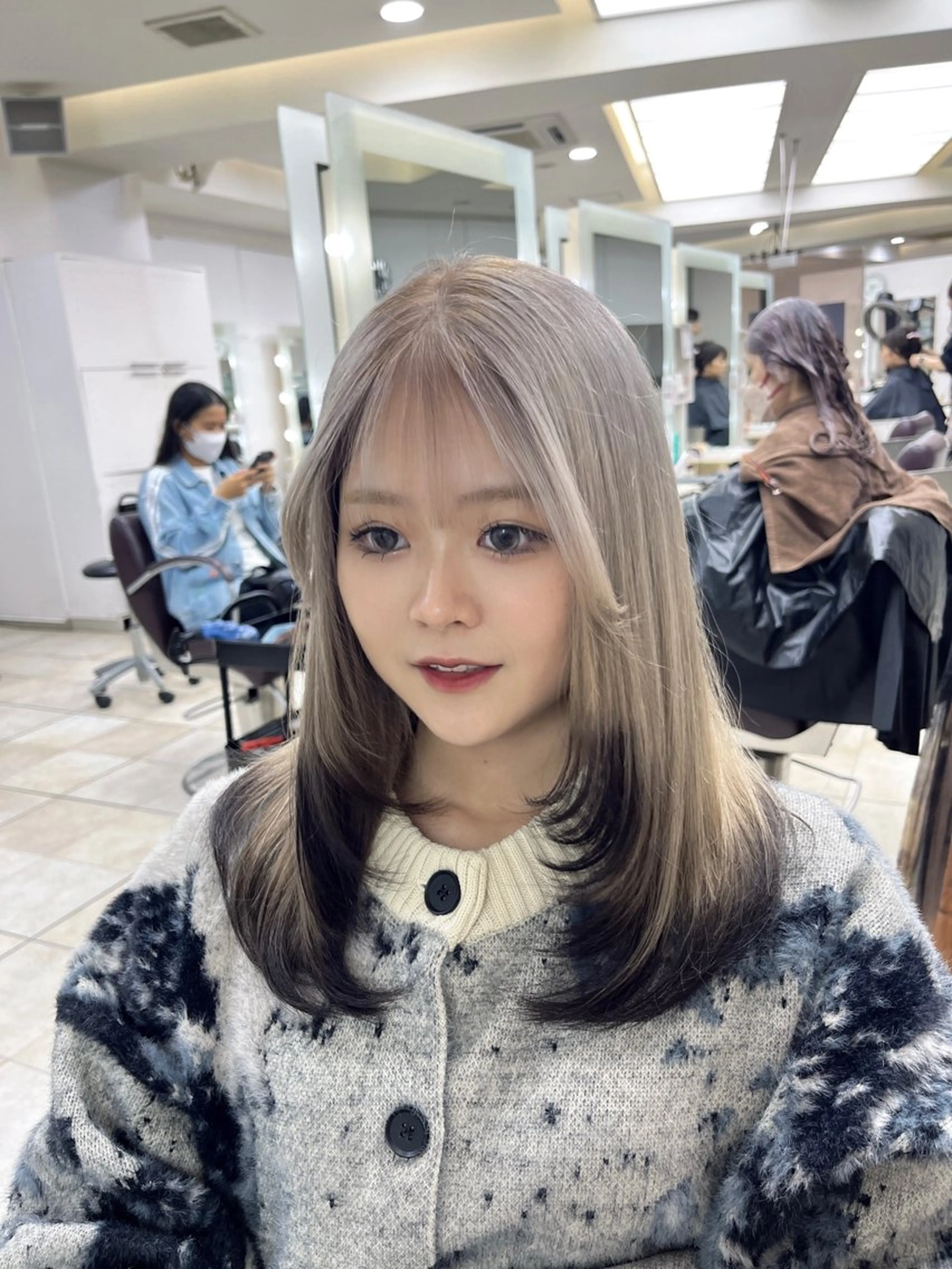 セミロング カラー ベージュカラー 黒髪 デザインカラー ホワイトベージュ 韓国レイヤー×モテ髪 /MITSUKI🤍のヘアスタイル