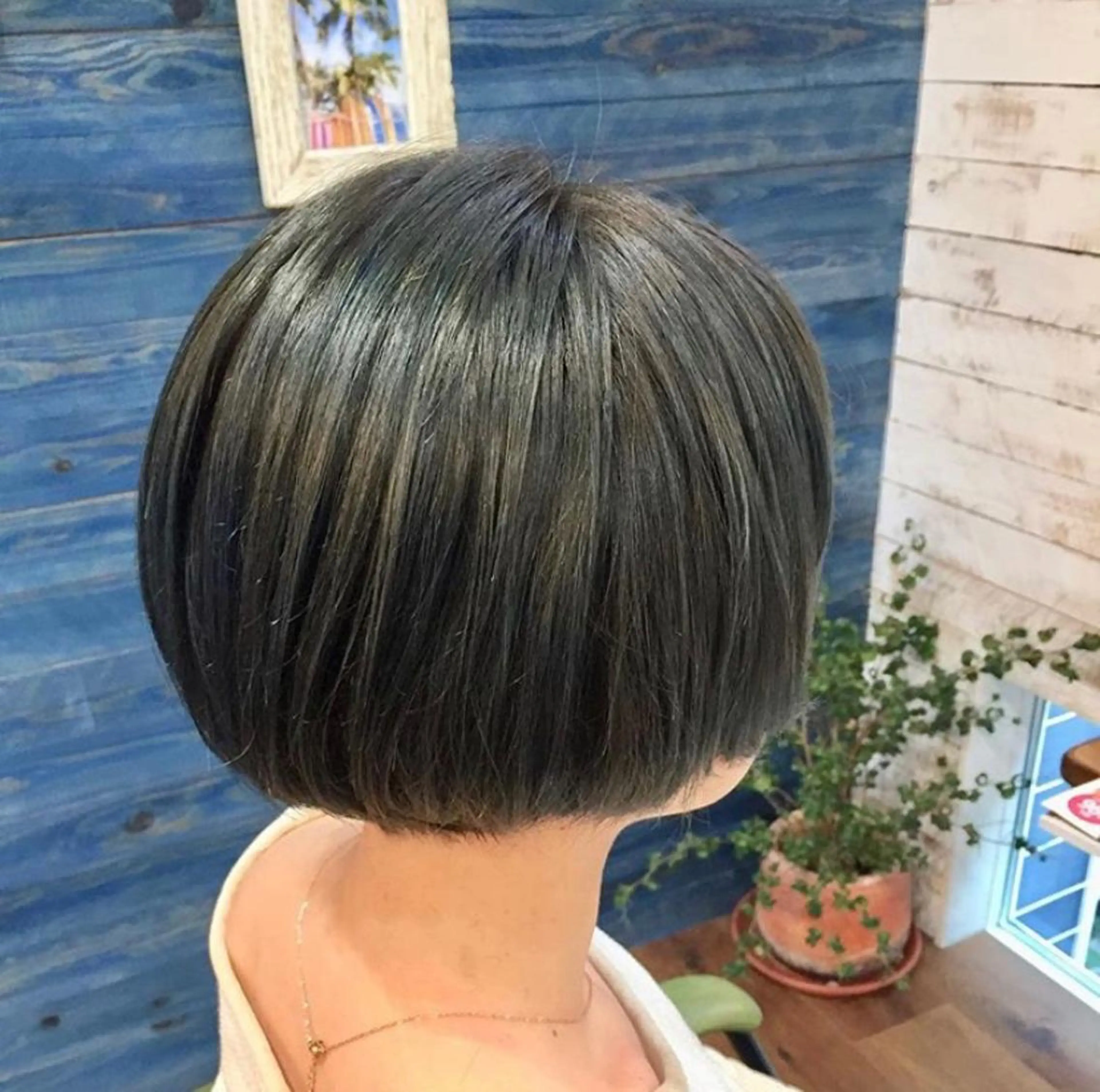 ショート カラー 小坂 愛美のヘアスタイル
