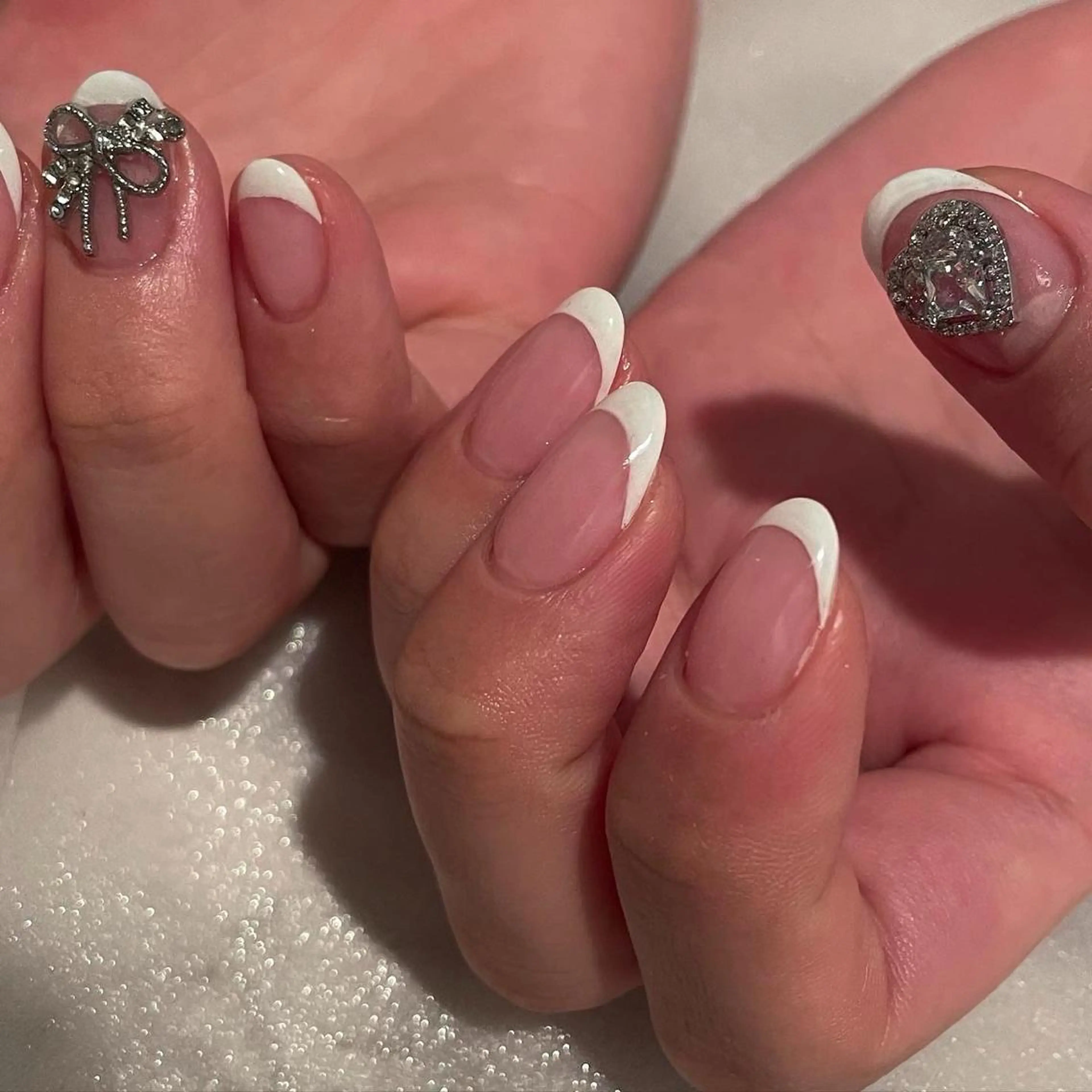 ネイル フレンチネイル ガーリー ハート リボン ホワイト ハンドネイル ハンドケア lyly.nail所属・lylynail YUUKAのネイルデザイン