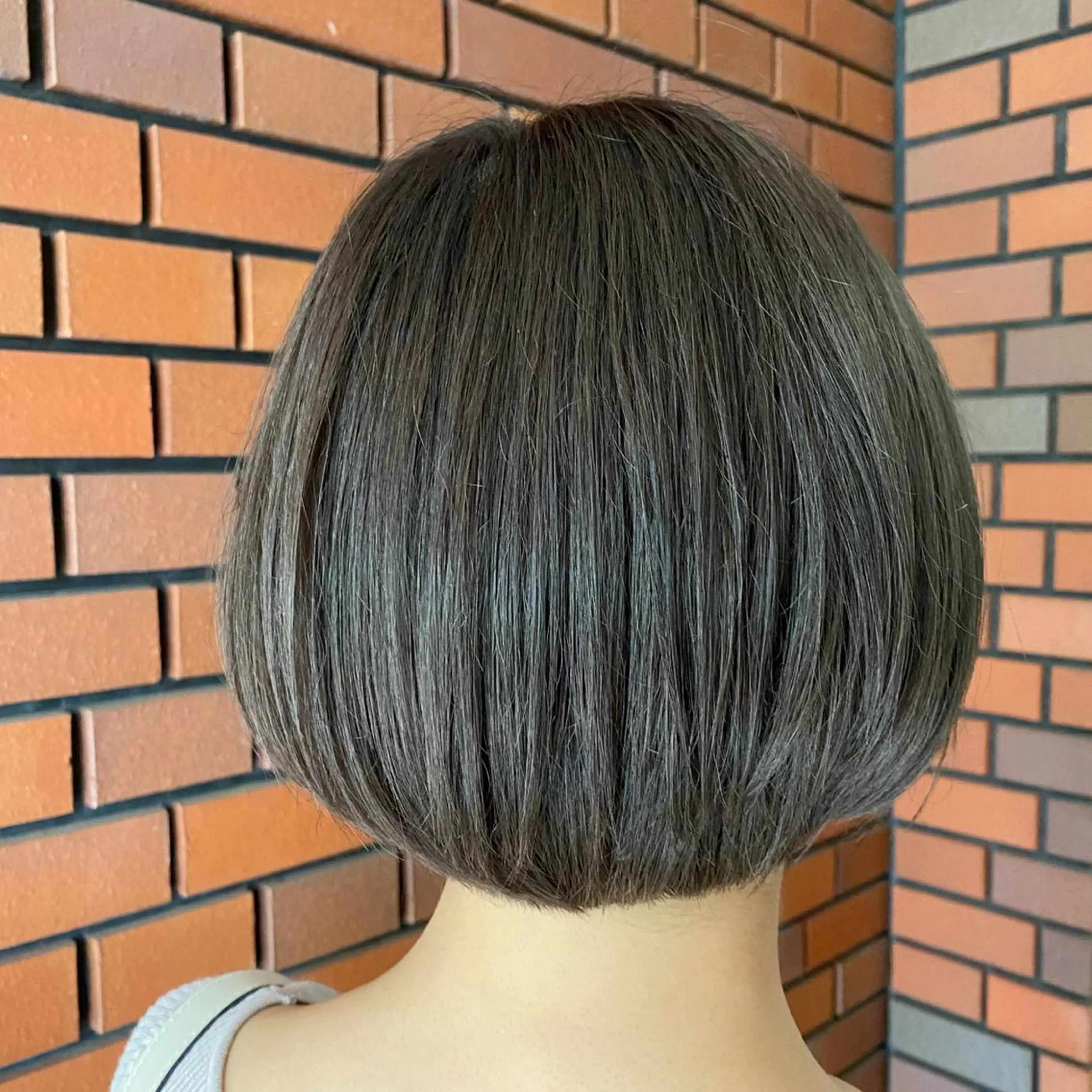 ショート カラー ベージュカラー ブリーチ ブルーカラー イルミナカラー シルバー カット ヘアカラー トリートメント エイト ウメダのヘアスタイル
