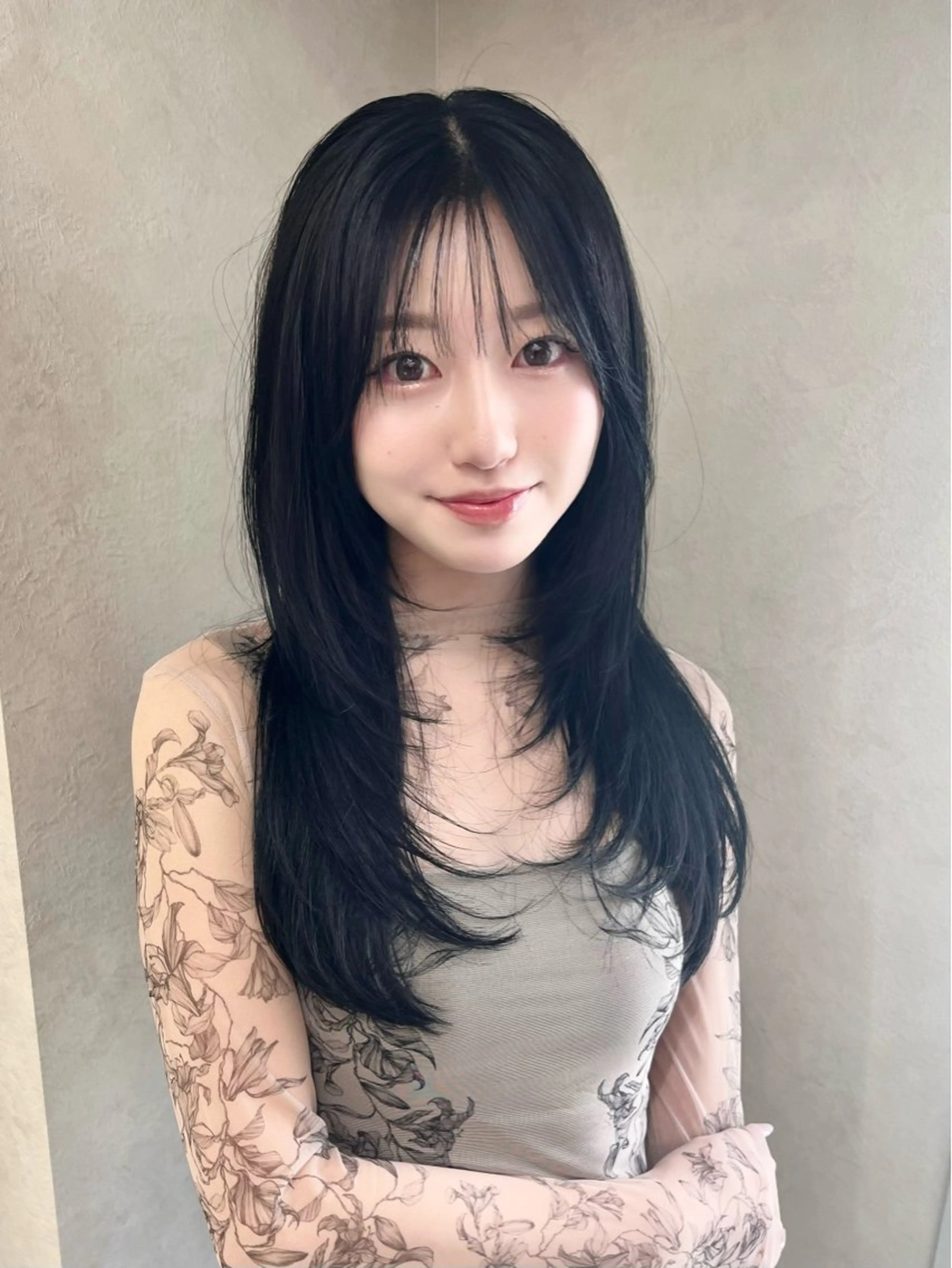 ロング カラー 黒髪 ブルーカラー ブルーブラック 顔周りカット ハイレイヤー カット ヘアカラー トリートメント 韓国ハッシュカット/ 新宿/髪質改善/岡崎のヘアスタイル