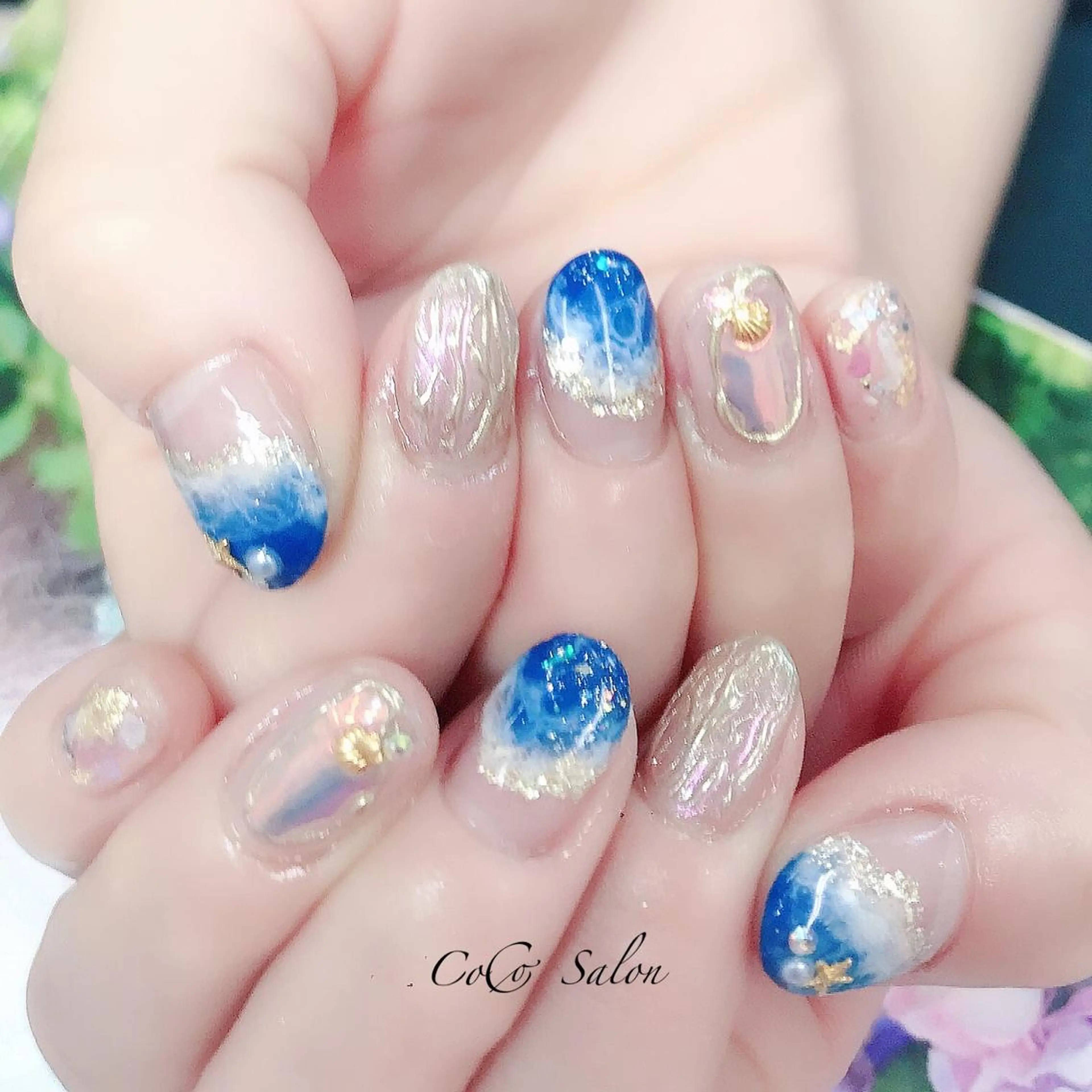 ネイル オーロラネイル ブルー 氷ネイル・うるうるネイル キラキラネイル ミラーネイル ハンドネイル CoCoSalon ネイル/まつ毛予約のネイルデザイン