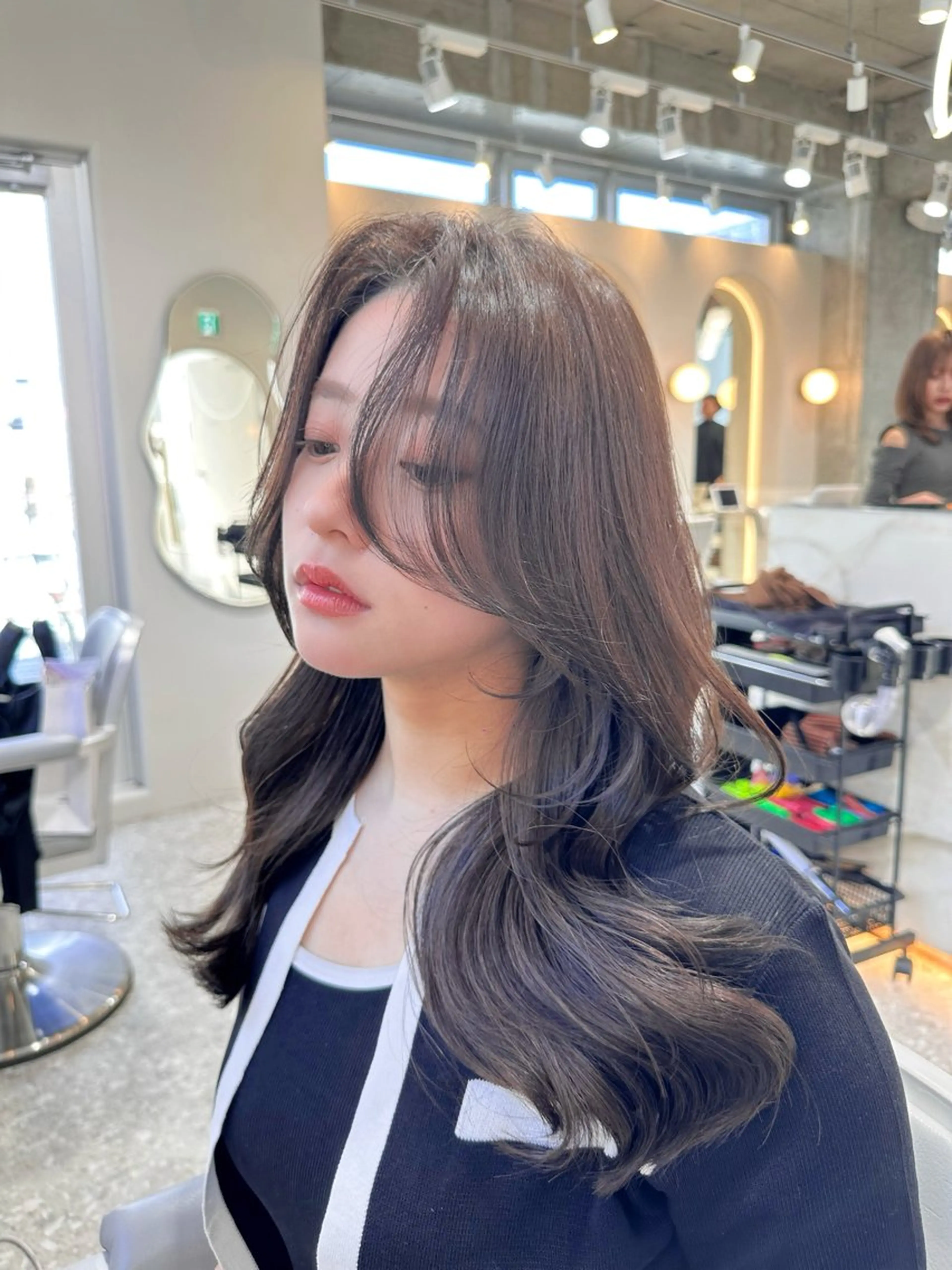 セミロング カラー グレージュ ラベンダーカラー ラベンダーグレージュ ラベンダーグレー レイヤーカット カット ヘアカラー トリートメント ヘアセット 新宿/韓国レイヤー 髪質改善カラー/角所のヘアスタイル