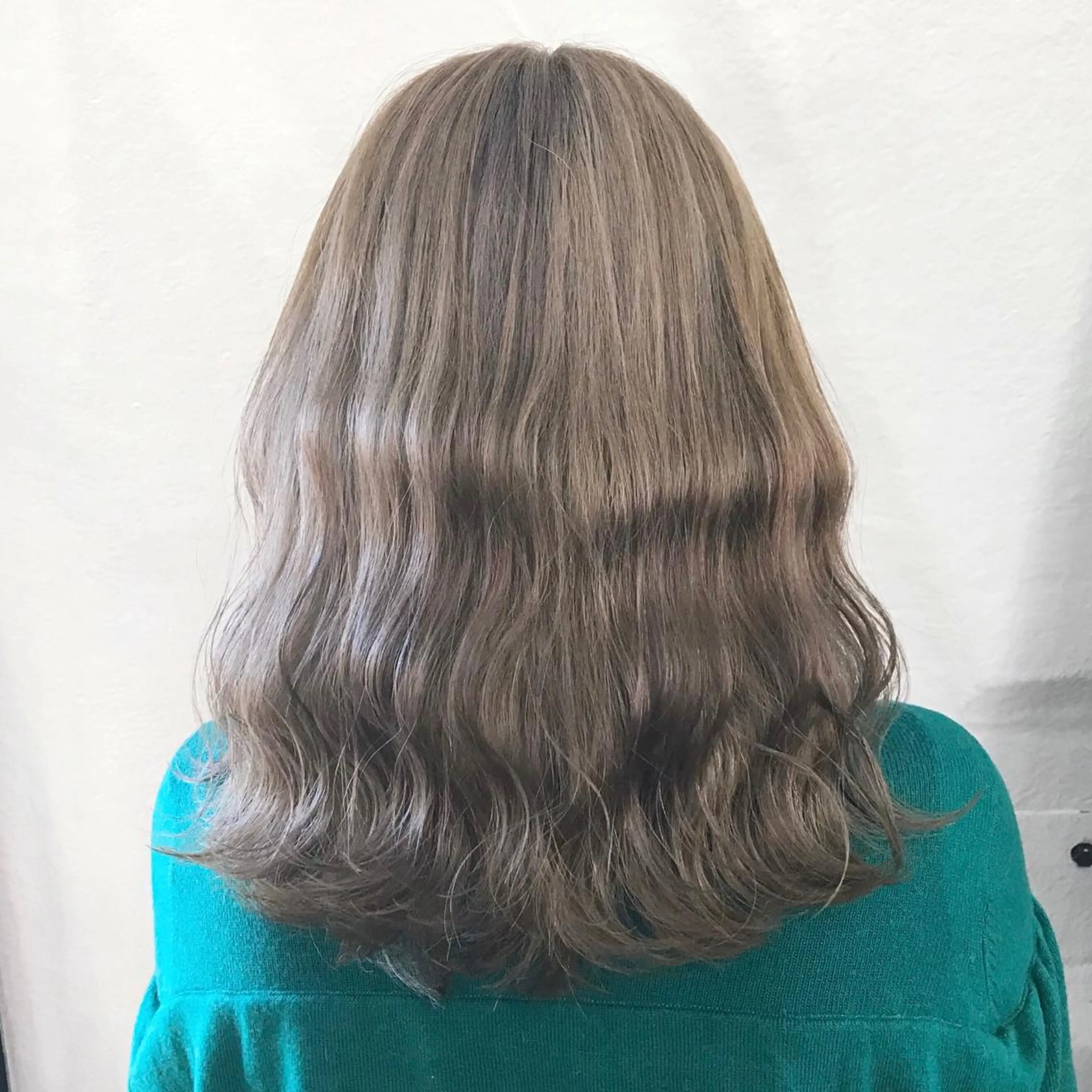 セミロング カラー アッシュ ベージュカラー ブリーチ ホワイトアッシュ K-POP好き美容師 🇰🇷Kai.Yのヘアスタイル