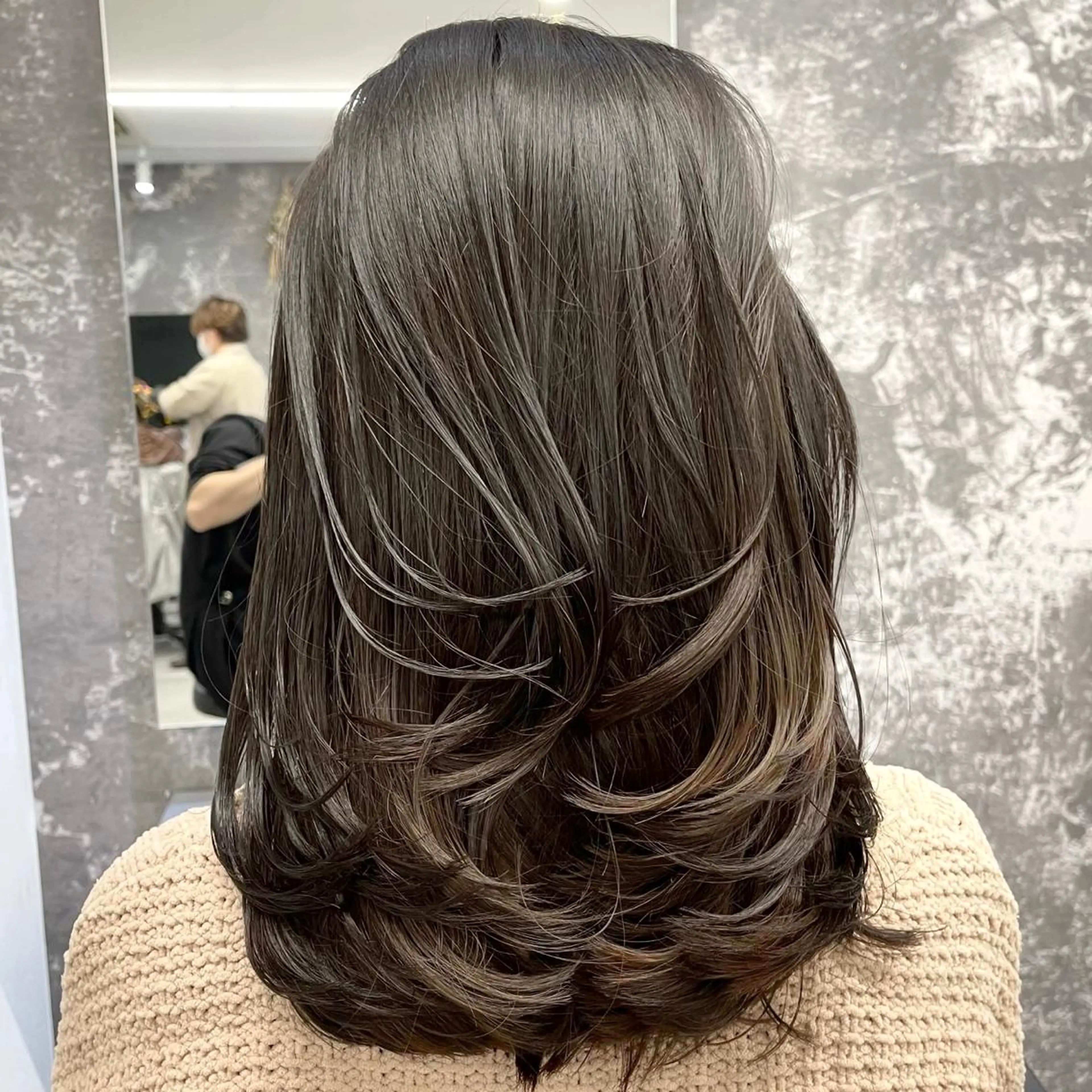 ミディアム カラー ヘアアレンジ バレイヤージュ デザインカラー ハイライトカラー 外国人風カラー ハイライト アンドウ ユウ/ レイヤーカット/韓国のヘアスタイル