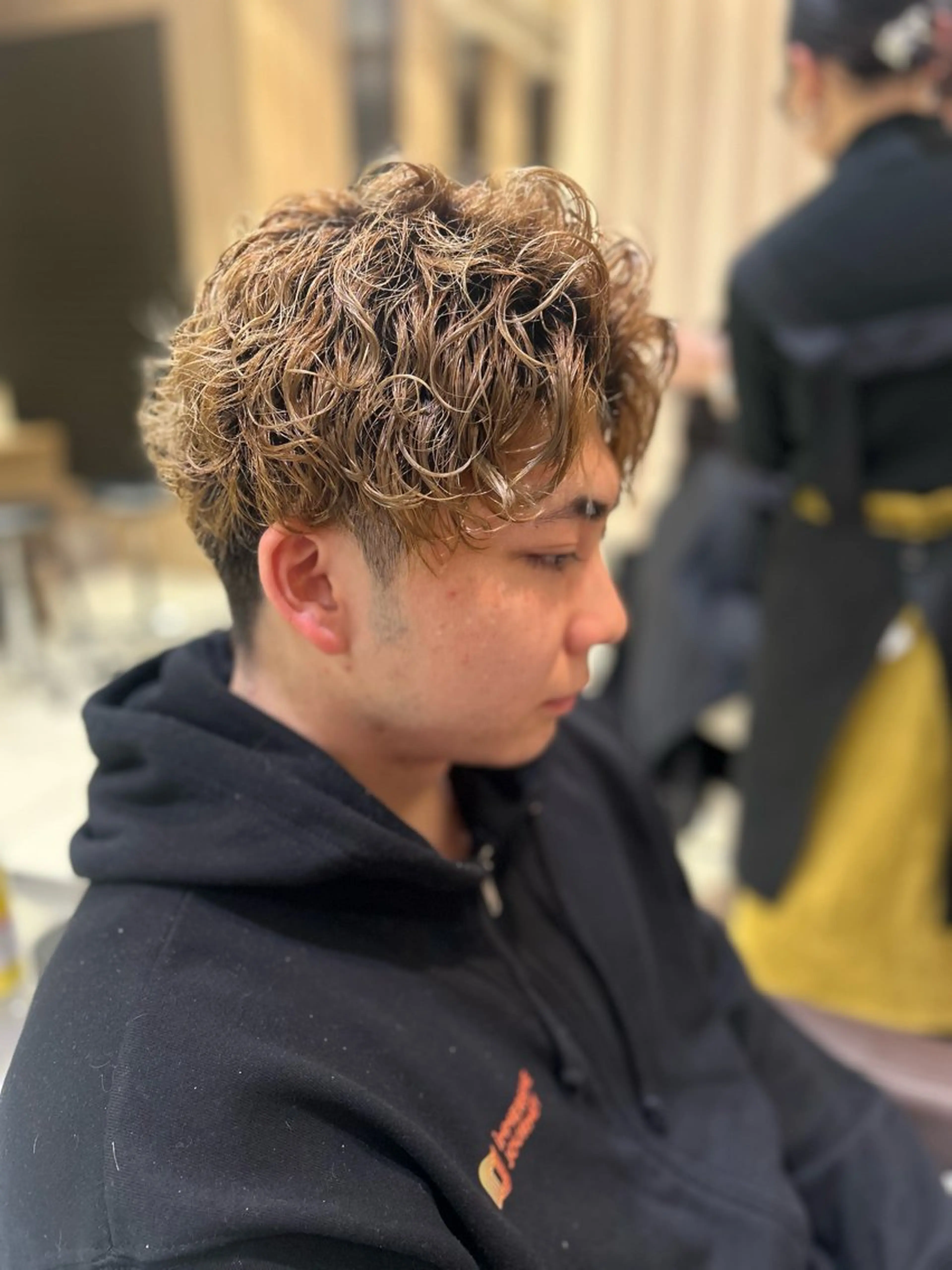 ショート パーマ メンズ カット パーマ ヘアセット ハイトーン× デザイン　Runoのヘアスタイル