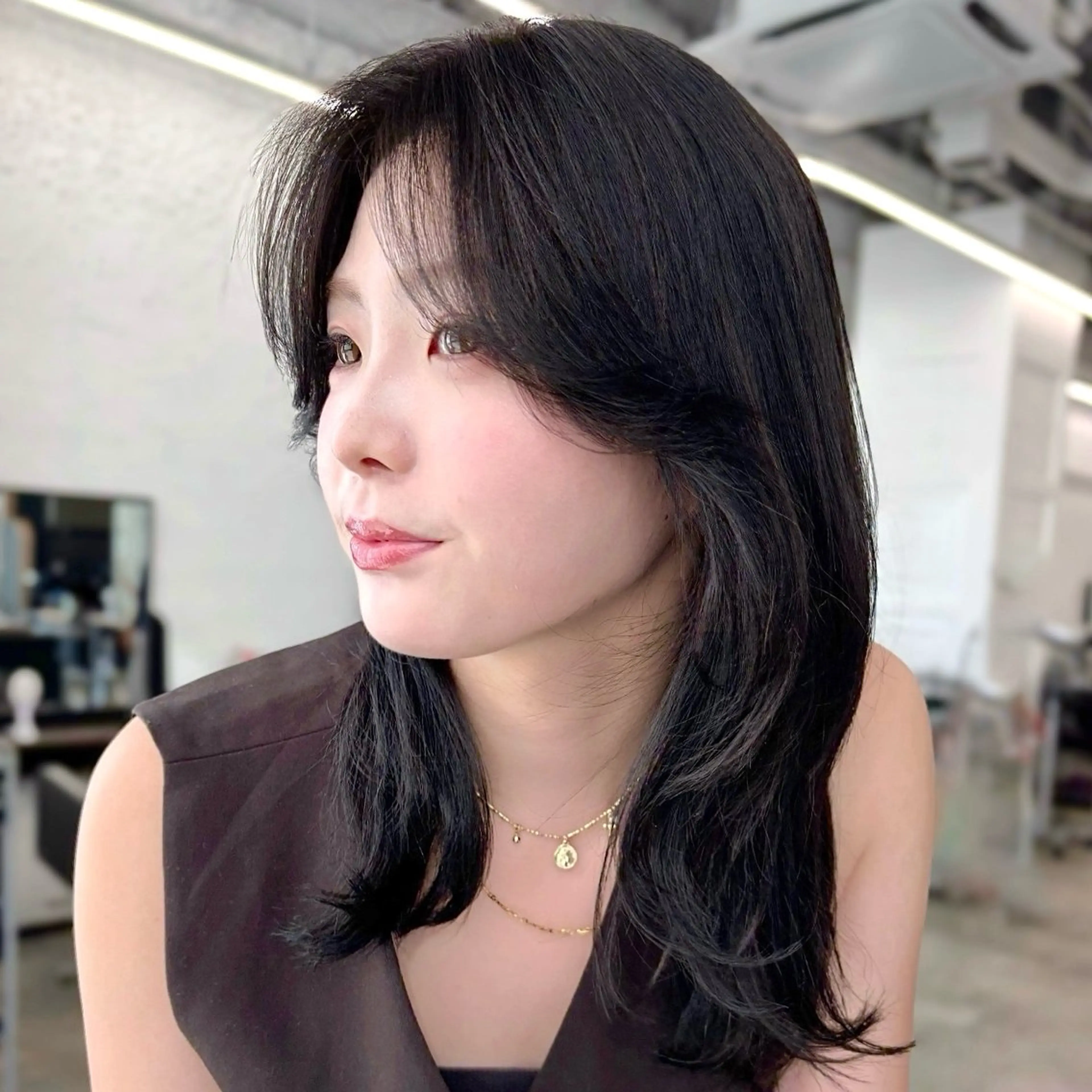 ミディアム カラー 黒髪 ブルーカラー ブルーブラック レイヤーカット 似合わせカット カット ヘアカラー トリートメント 顔まわり🥨レイヤー /透明感/まいなのヘアスタイル