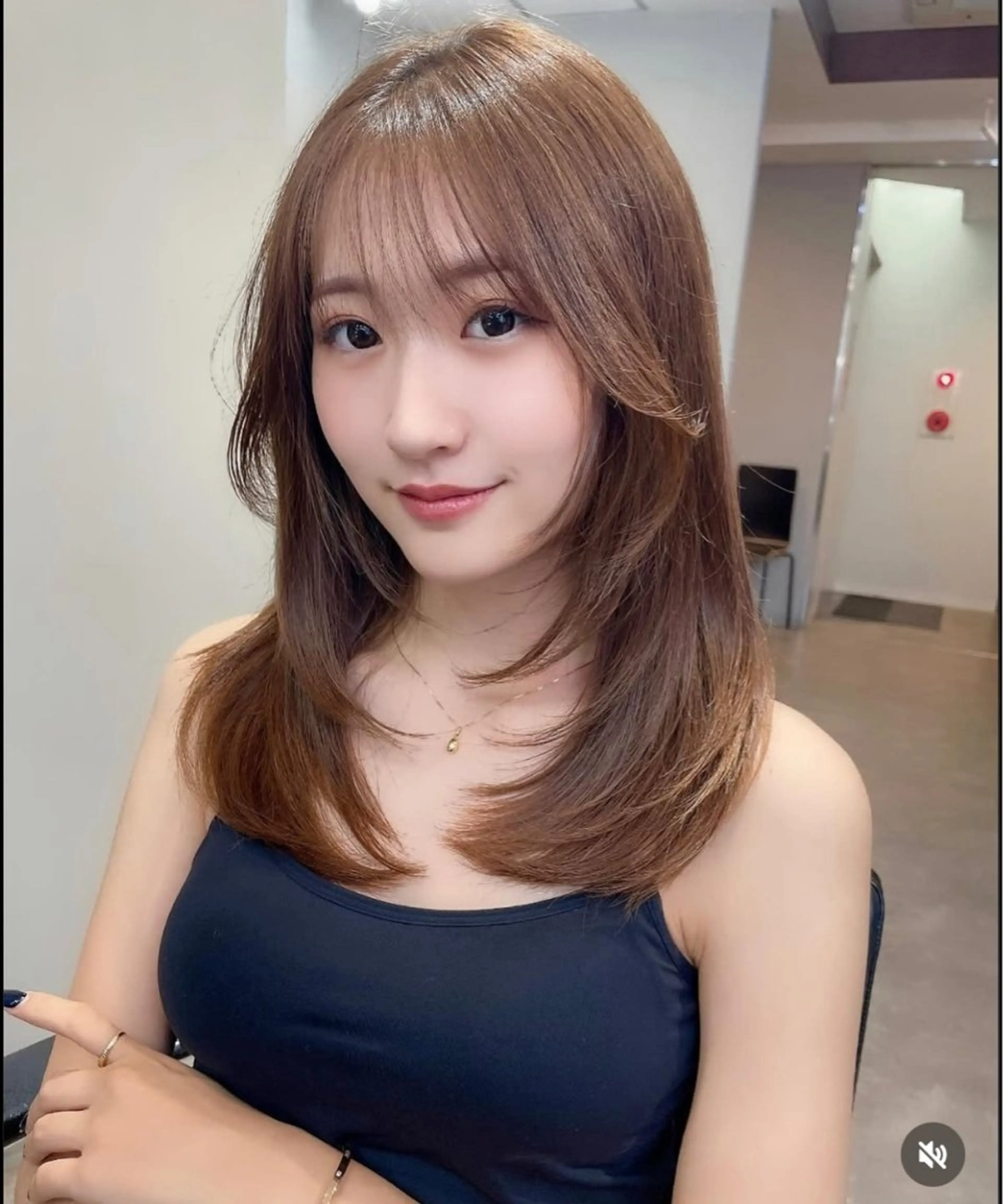 ミディアム 草野 圭音のヘアスタイル