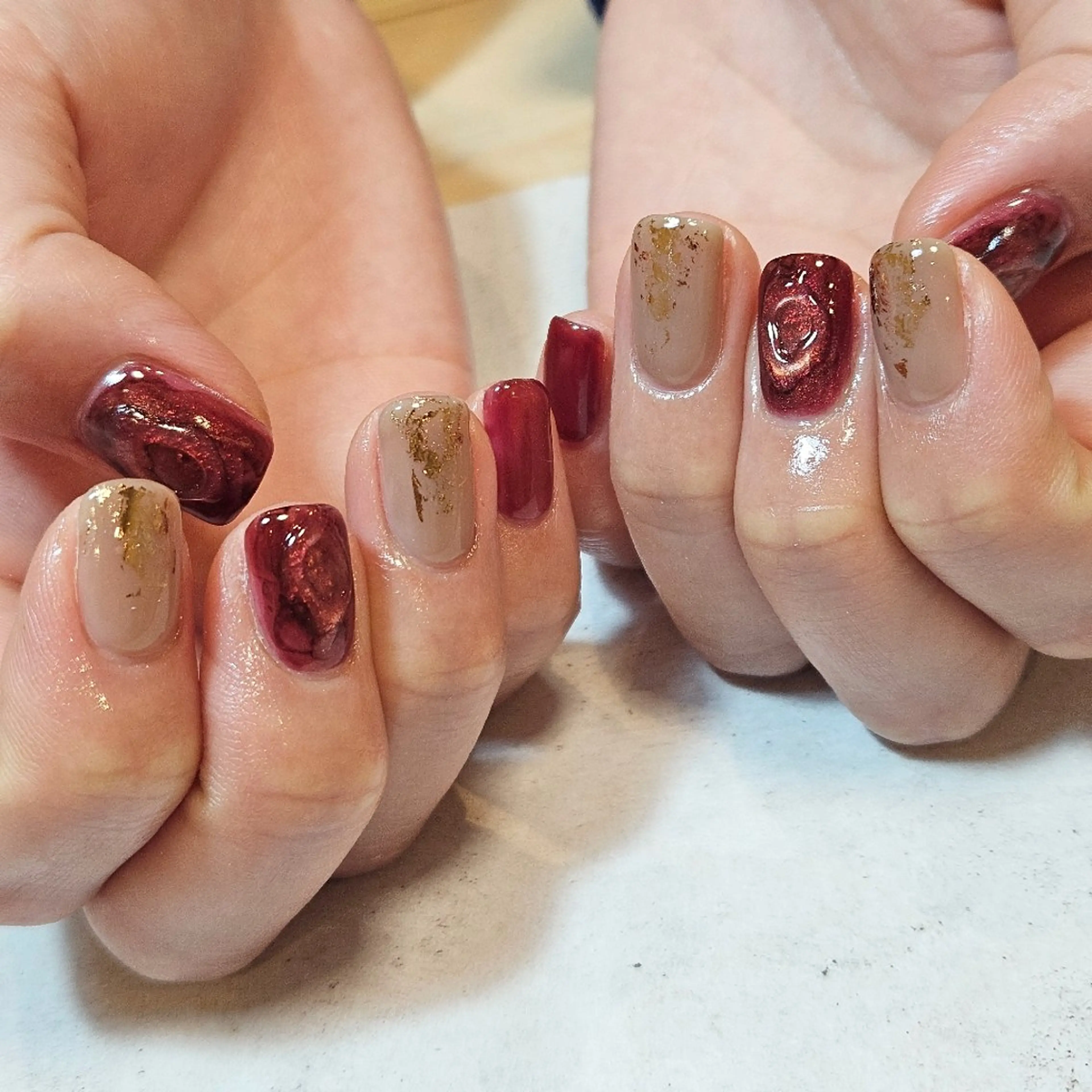 ネイル キラキラネイル ニュアンスネイル 赤色 冬ネイル クリスマス ハンドネイル Nailsalon manoのネイルデザイン