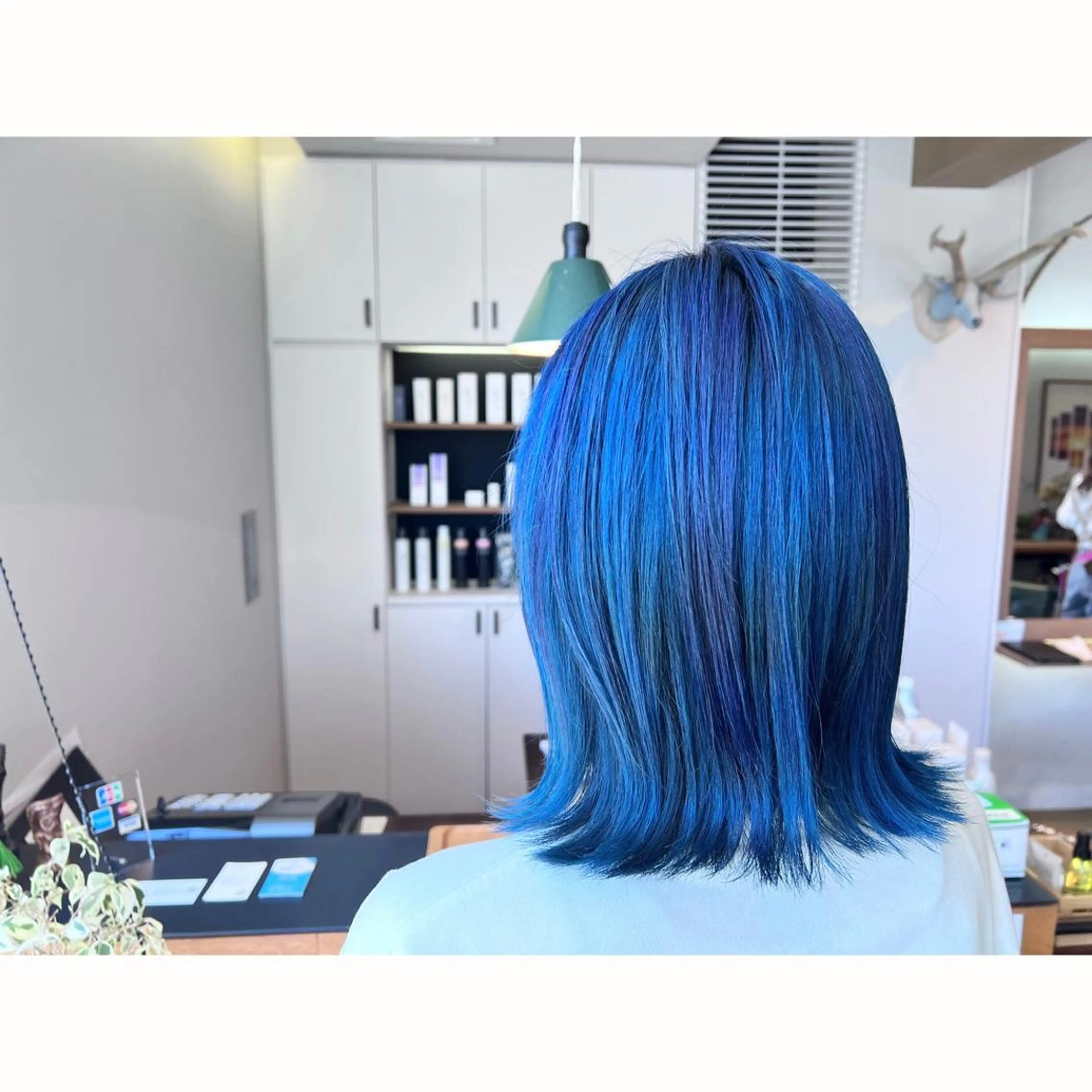 ミディアム カラー ブルーカラー ツキダテ ユイのヘアスタイル