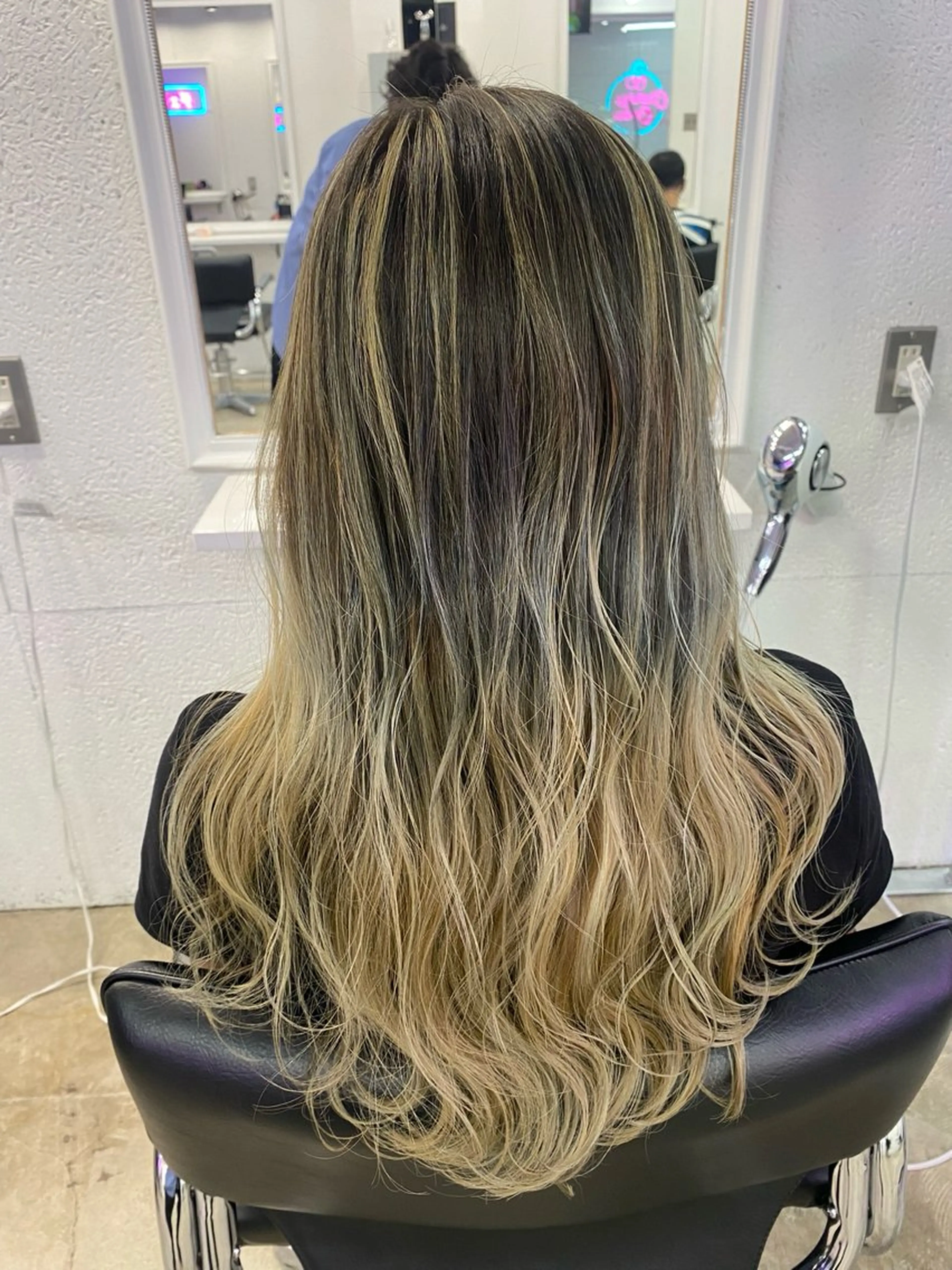 セミロング カラー バレイヤージュ デザインカラー ハイライトカラー ハイライト レイヤーカット カット ヘアカラー トリートメント 【ウルフ/レイヤー/ 白髪ぼかし】タツヤのヘアスタイル