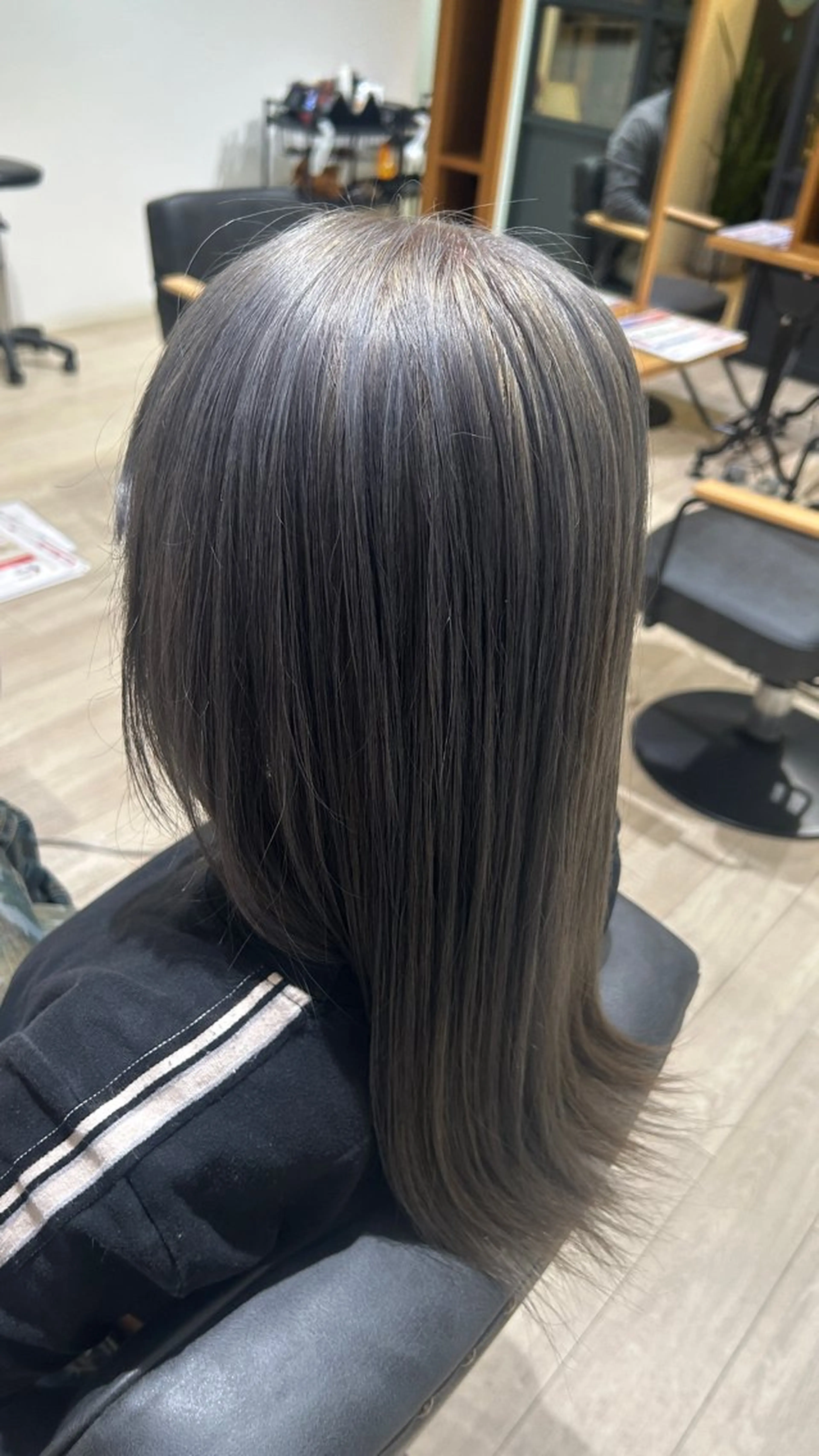 ロング カラー ブリーチ ブルーカラー シルバー ヘアカラー 久光 亜寿花のヘアスタイル