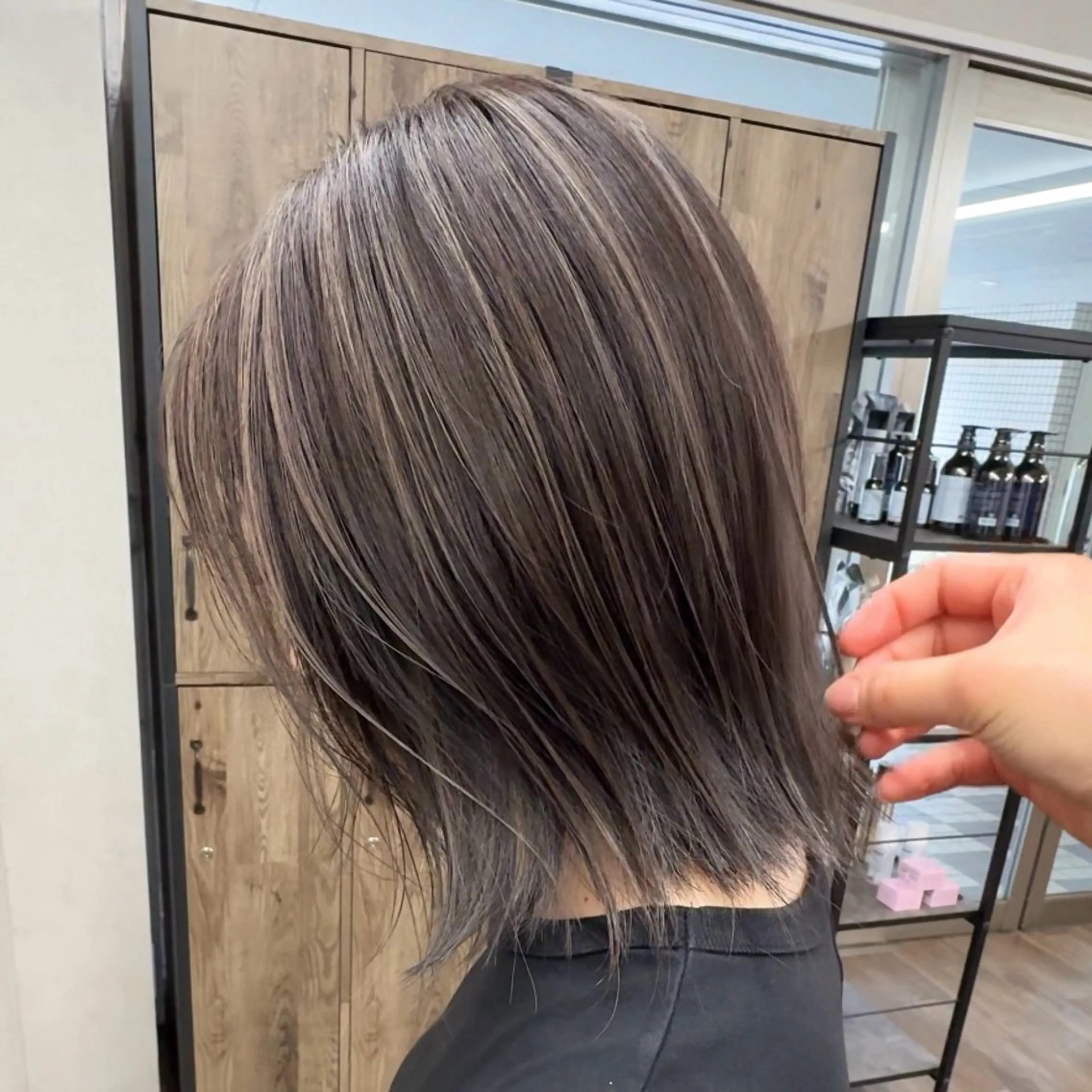 ミディアム ハイライト 井上 彩加のヘアスタイル