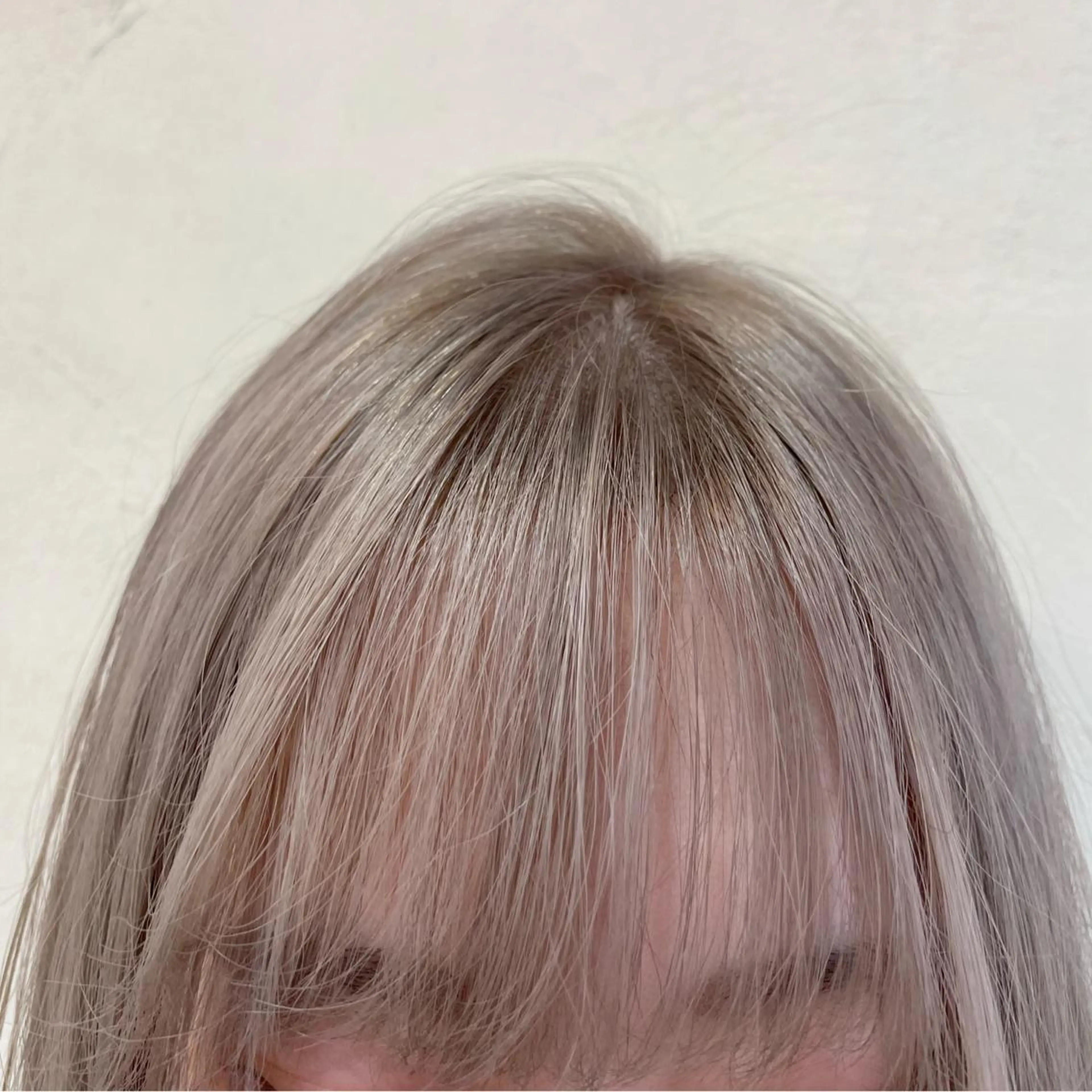 ミディアム カラー ヘアアレンジ ブリーチ グレージュ シルバー シルバーグレージュ ヘアカラー トリートメント 秋山 幸太のヘアスタイル