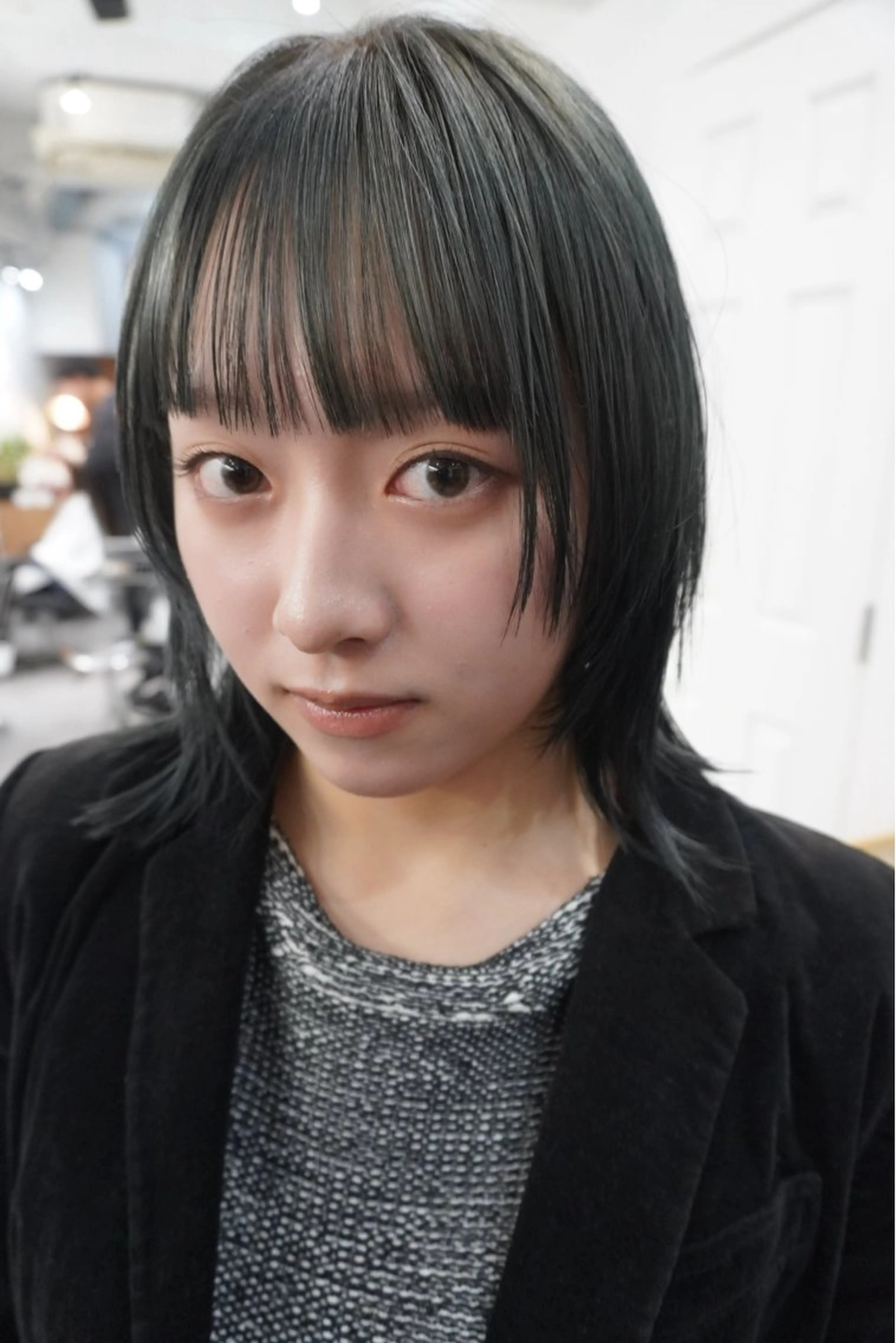 ミディアム カラー ブリーチ 透明感カラー 顔まわりレイヤー レイヤーカット 小顔カット カット ヘアカラー トリートメント レイヤー／似合わせ TAKUYAのヘアスタイル