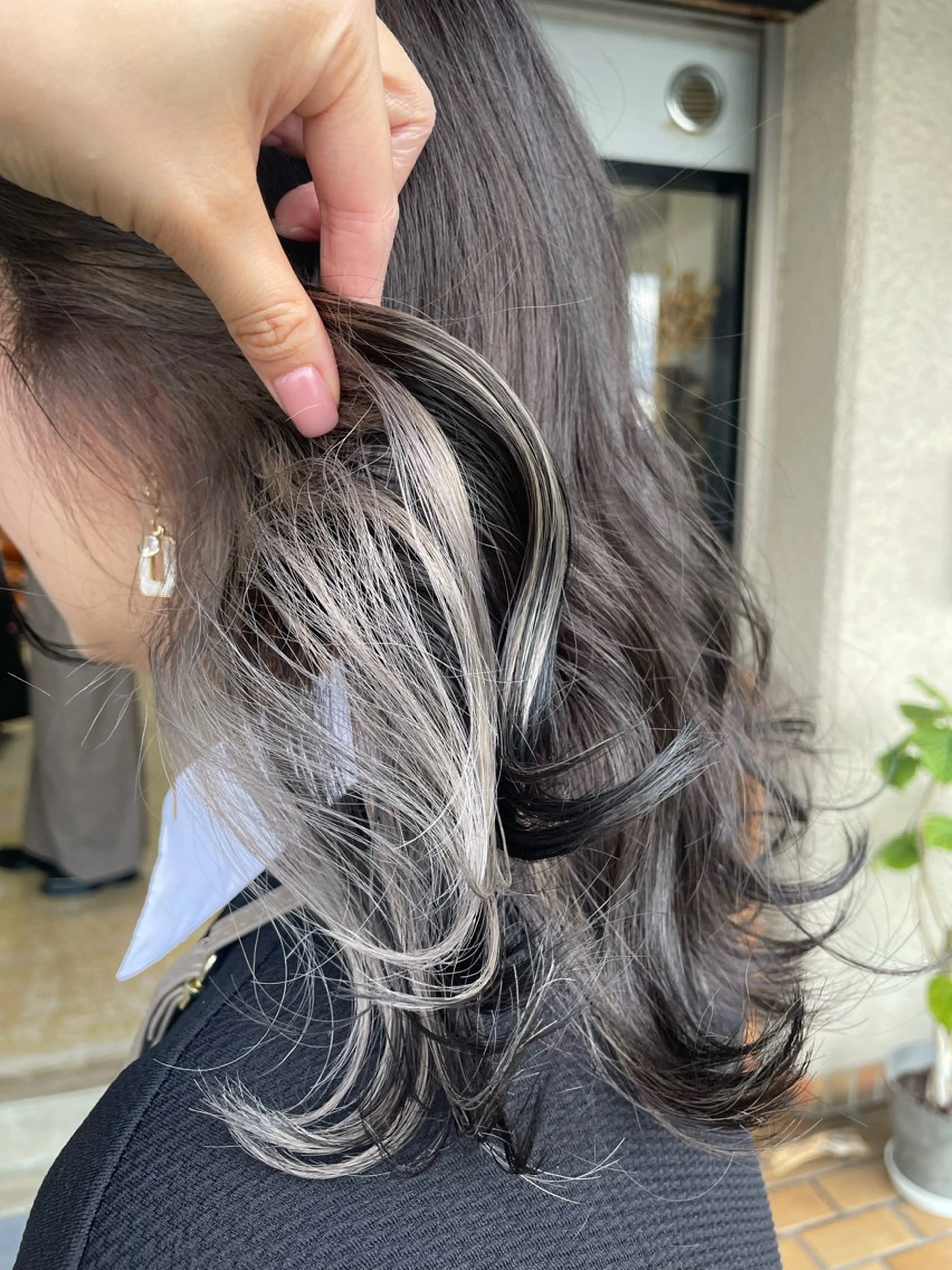 ミディアム カラー シルバー 菅原 彩加のヘアスタイル