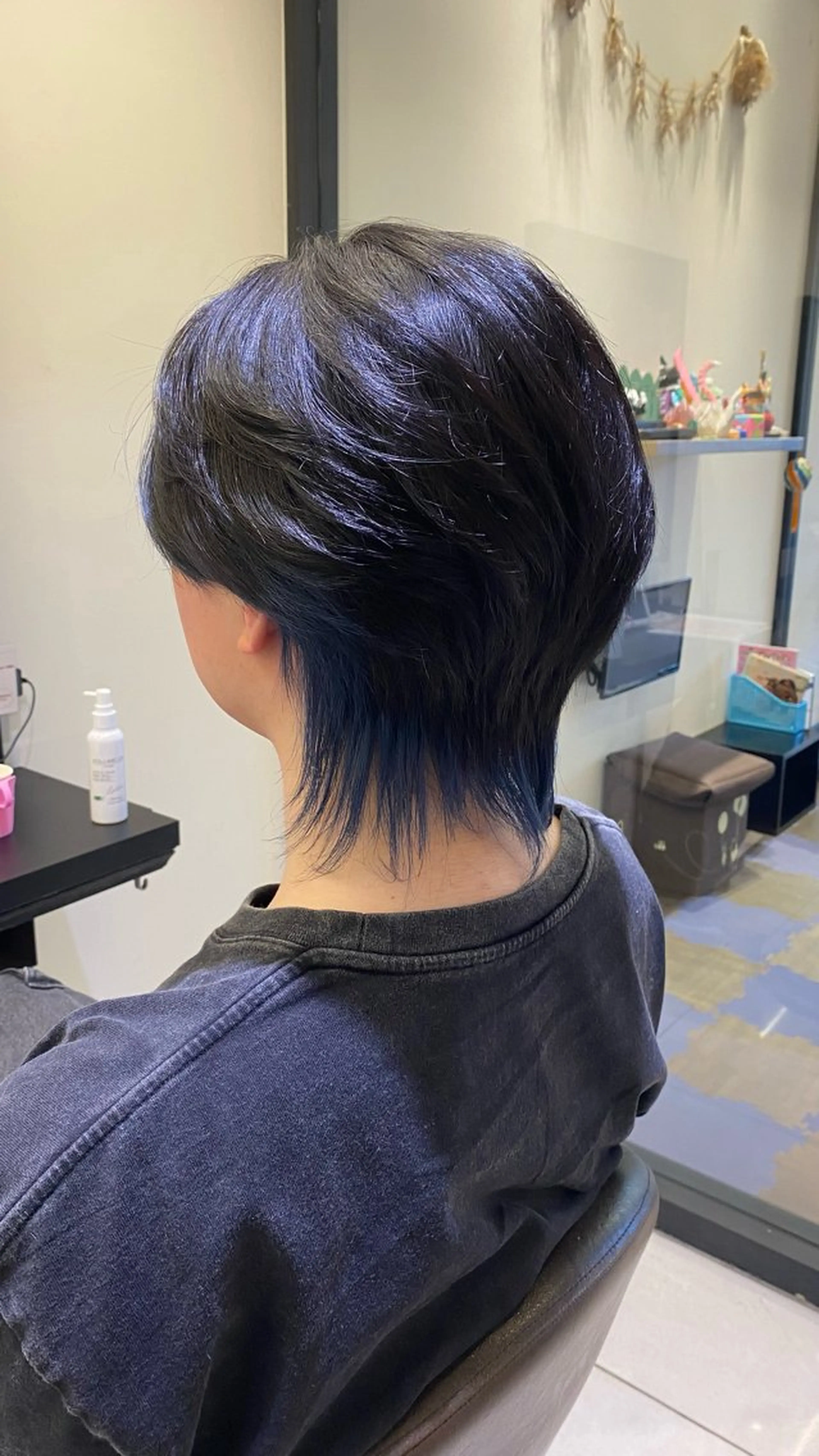 ミディアム カラー メンズ メンズウルフカット ブルーカラー ウルフカット 野老 海音のヘアスタイル