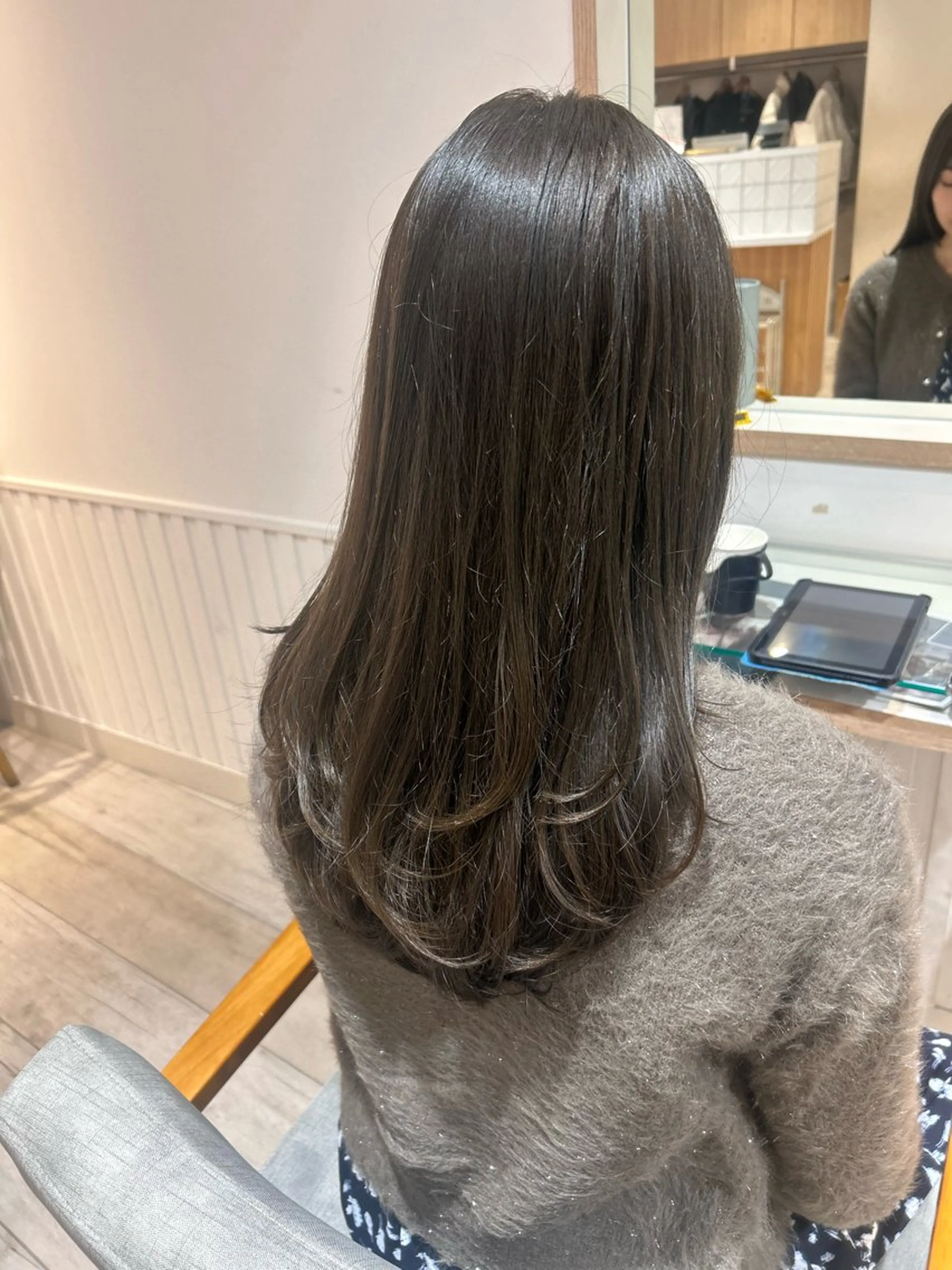 セミロング カラー アッシュ レイヤーカット カット ヘアカラー トリートメント 大川 夏実のヘアスタイル