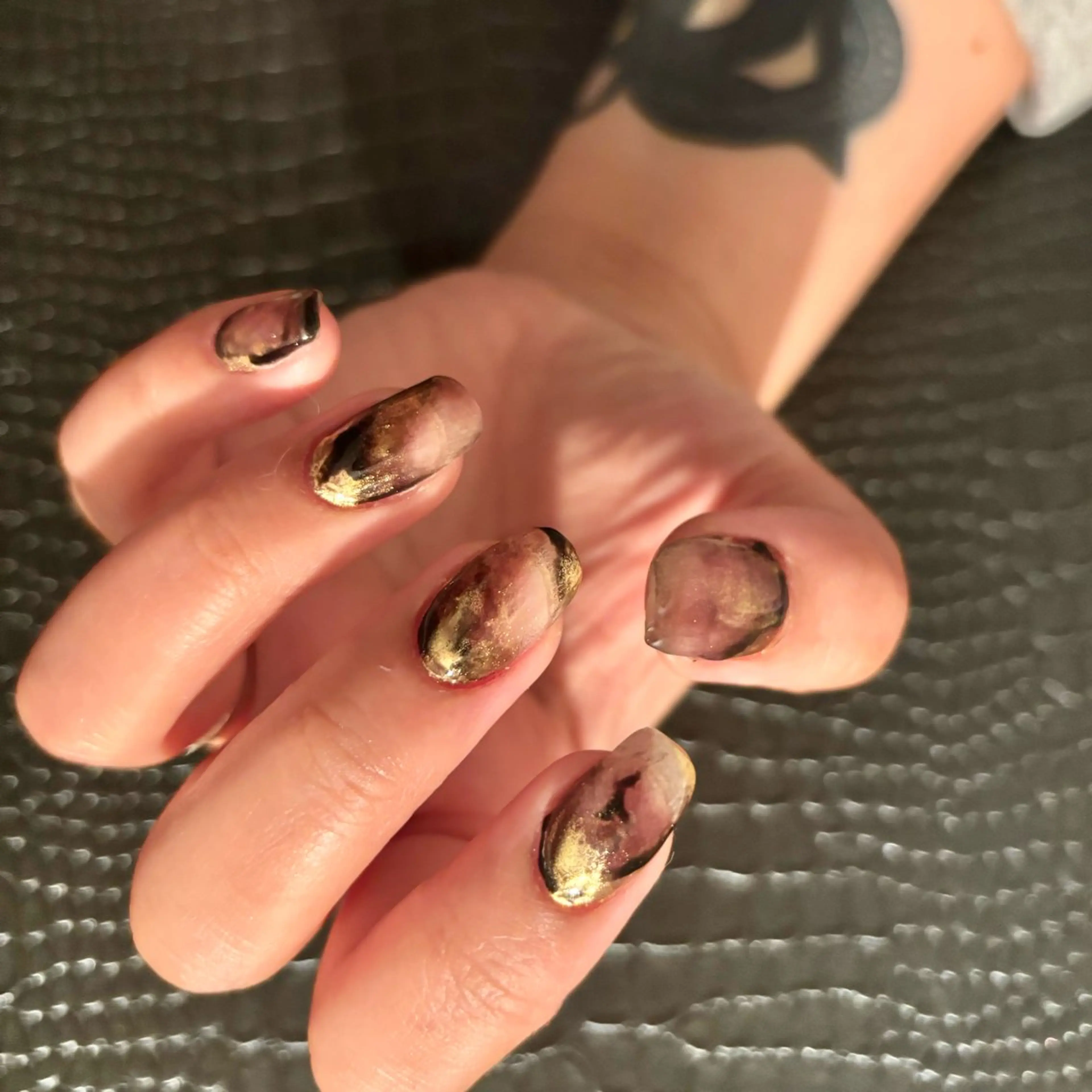 ネイル ニュアンスネイル 光 るいのネイルデザイン