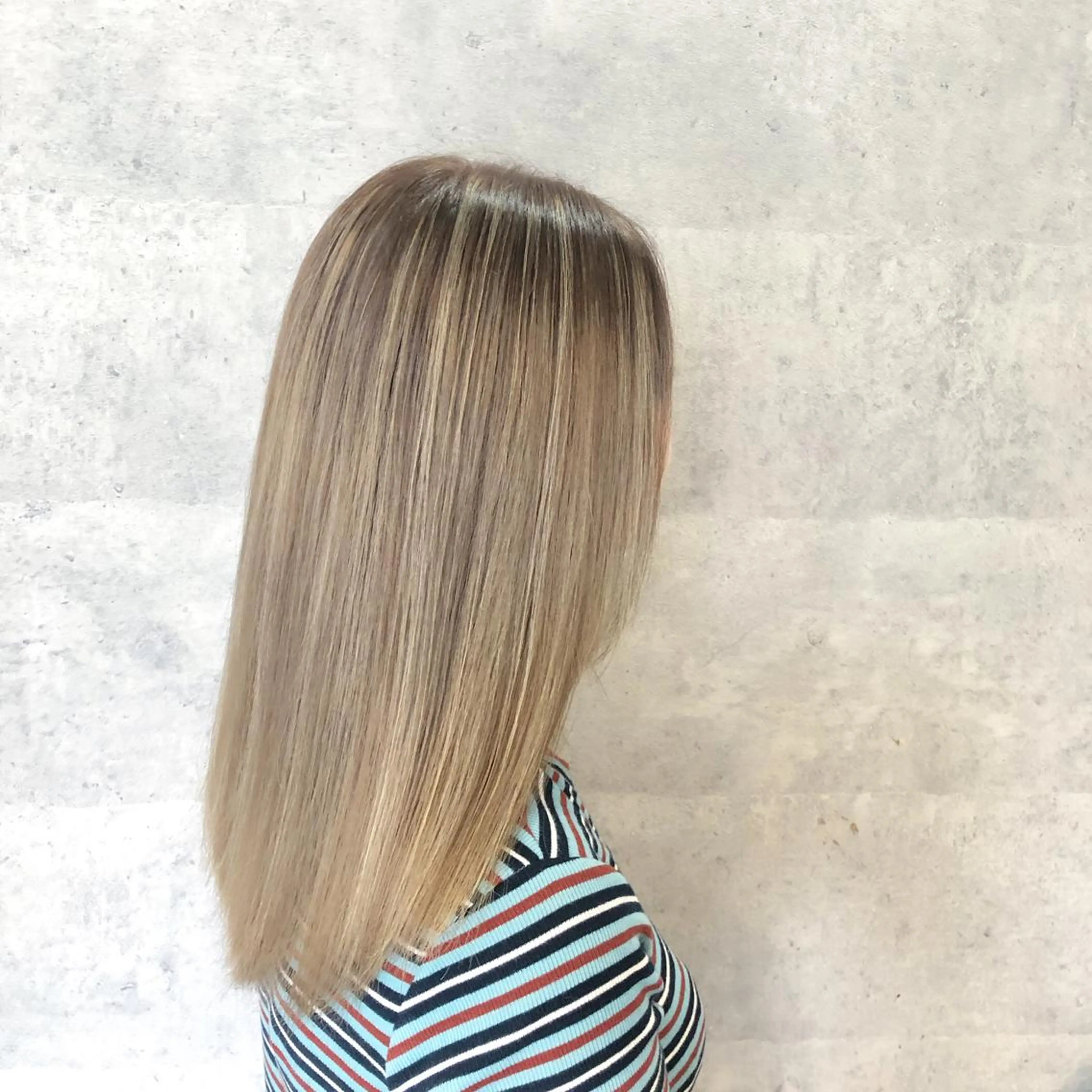 セミロング カラー ブリーチ ブロンド ハイライトカラー ハイライト 髪質改善で 憧れの潤艶美髪にのヘアスタイル