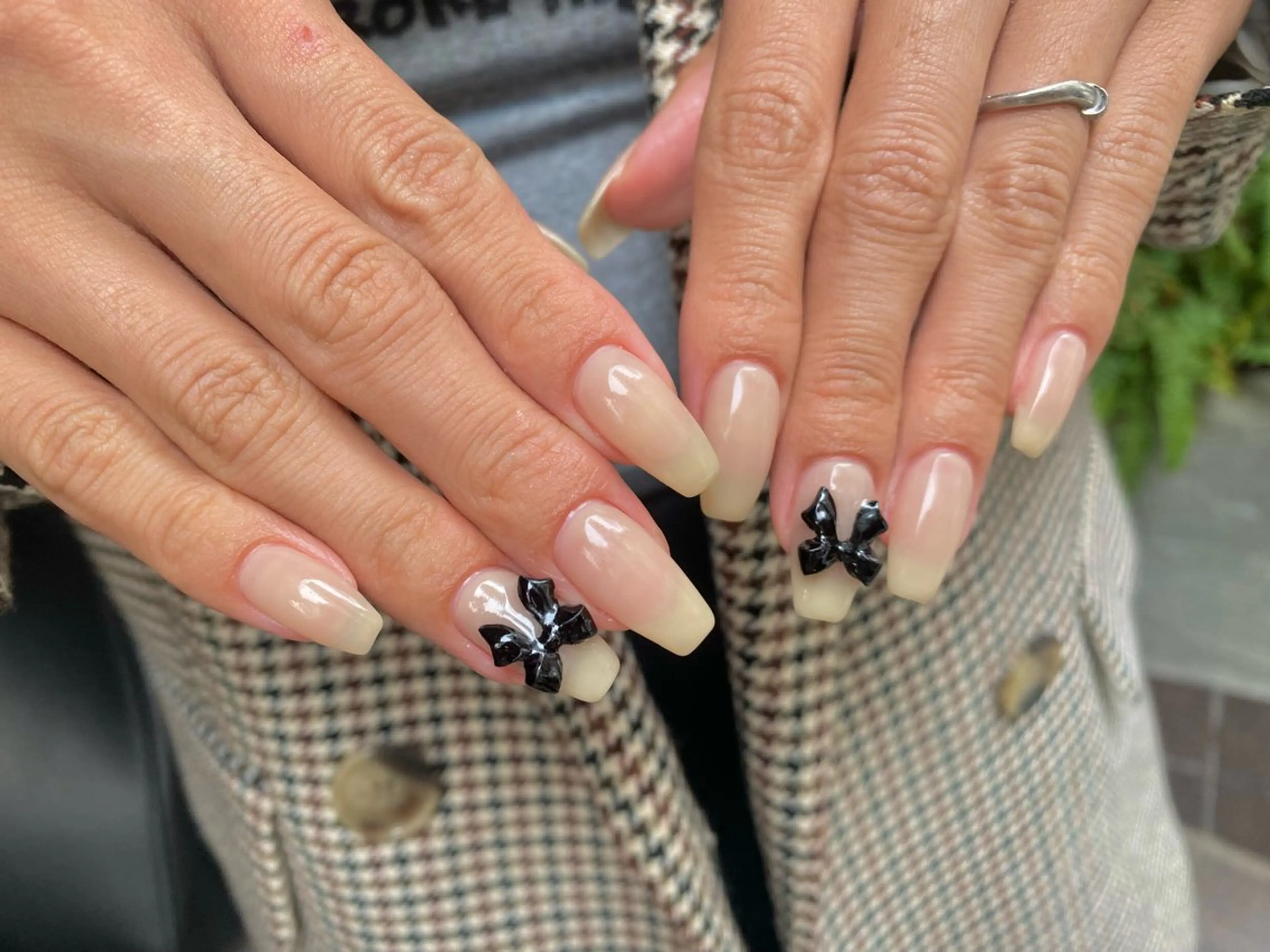 ネイル ワンカラーネイル リボン ハンドネイル repos-ルポ-所属・repos-ルポ- misuzu🌿のネイルデザイン