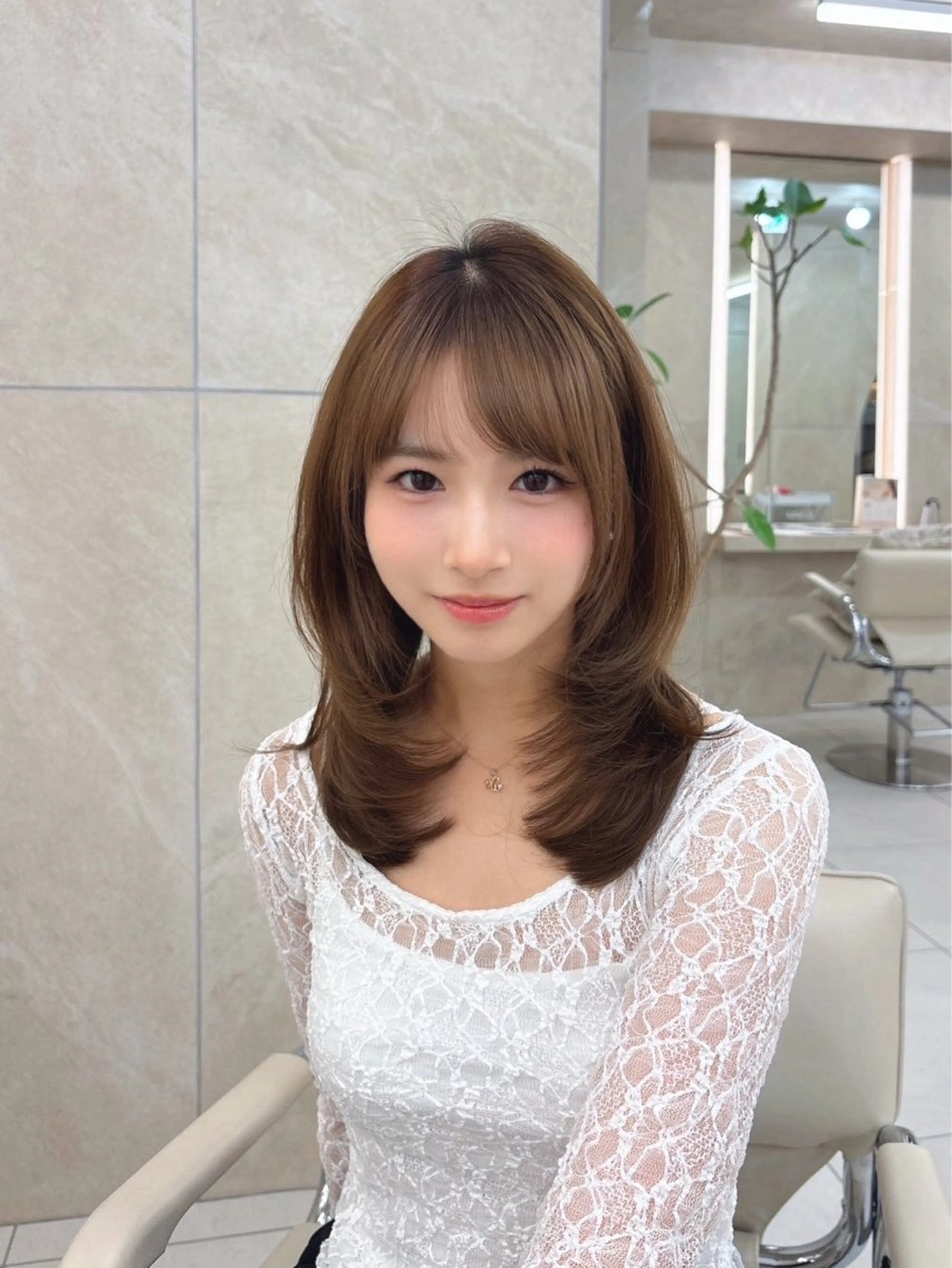 ミディアム 栄/レイヤー/ 津野 こころのヘアスタイル