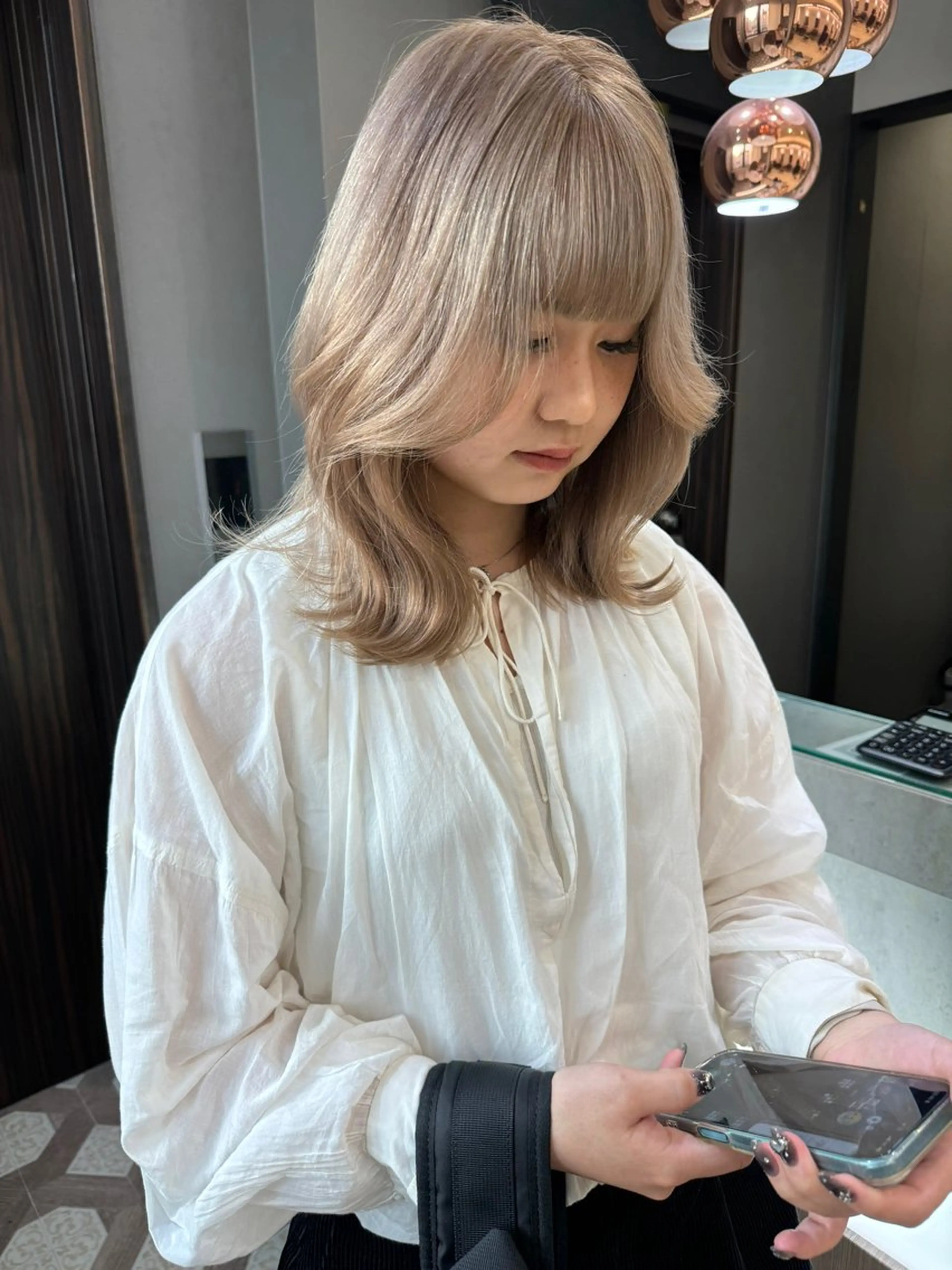 ミディアム カラー 赤みなしオリーブ ハイトーン×レイヤーのヘアスタイル