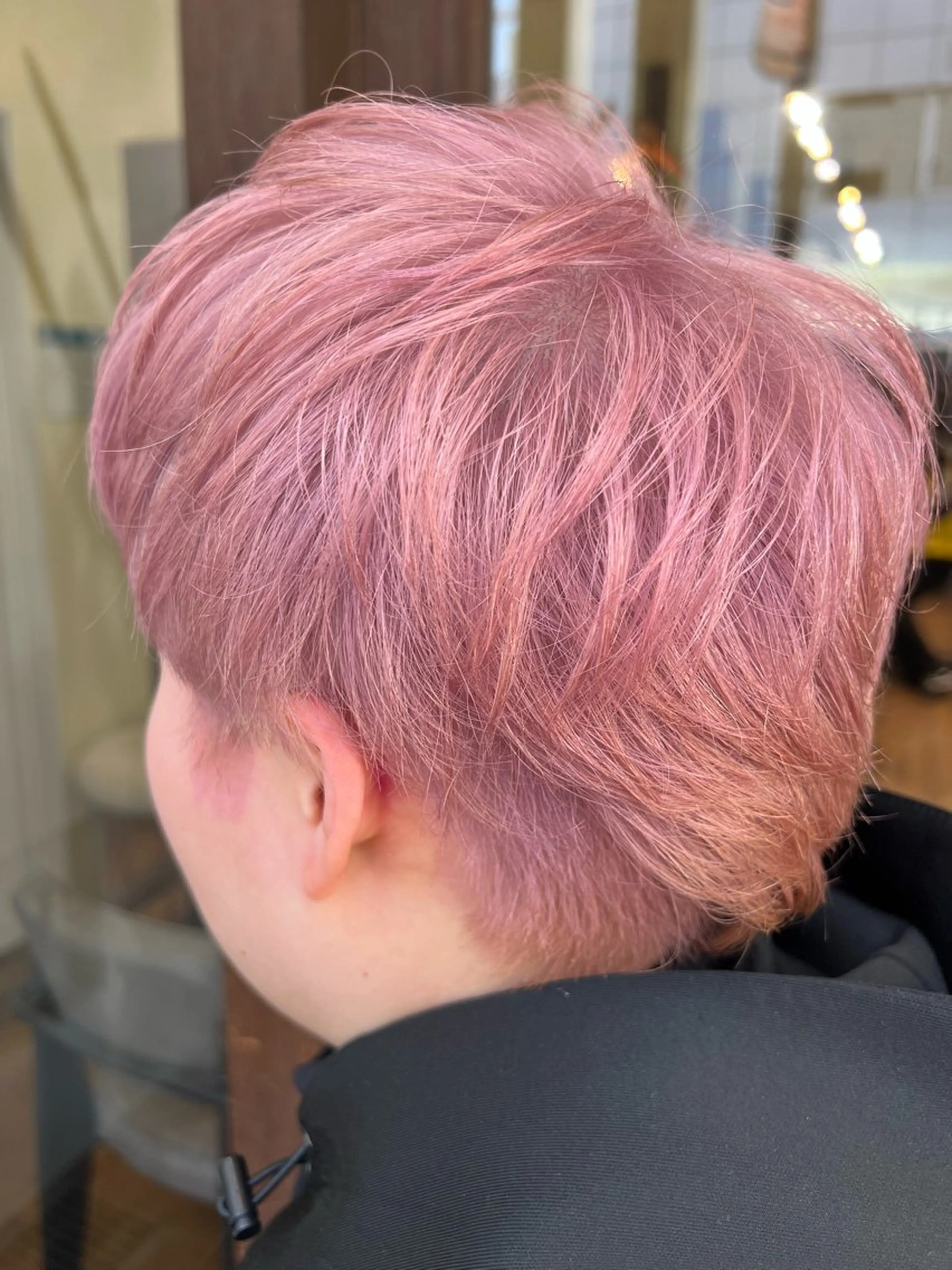 ショート ブリーチカラー🦖 岡部木乃夏のヘアスタイル