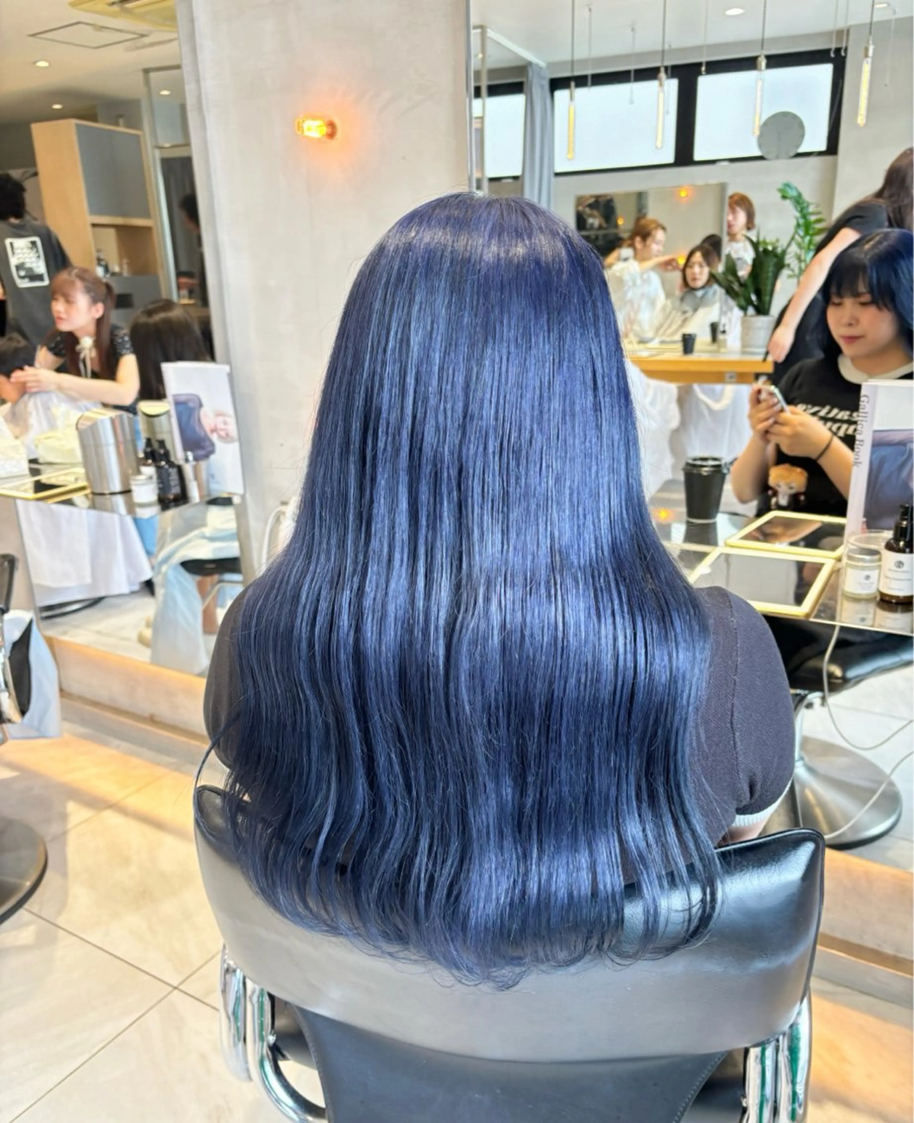 ロング カラー ヘアアレンジ ブリーチ ブルーカラー ヘアカラー トリートメント ヘッドスパ ヘアセット 艶髪/レイヤーカット 🐣misakiのヘアスタイル