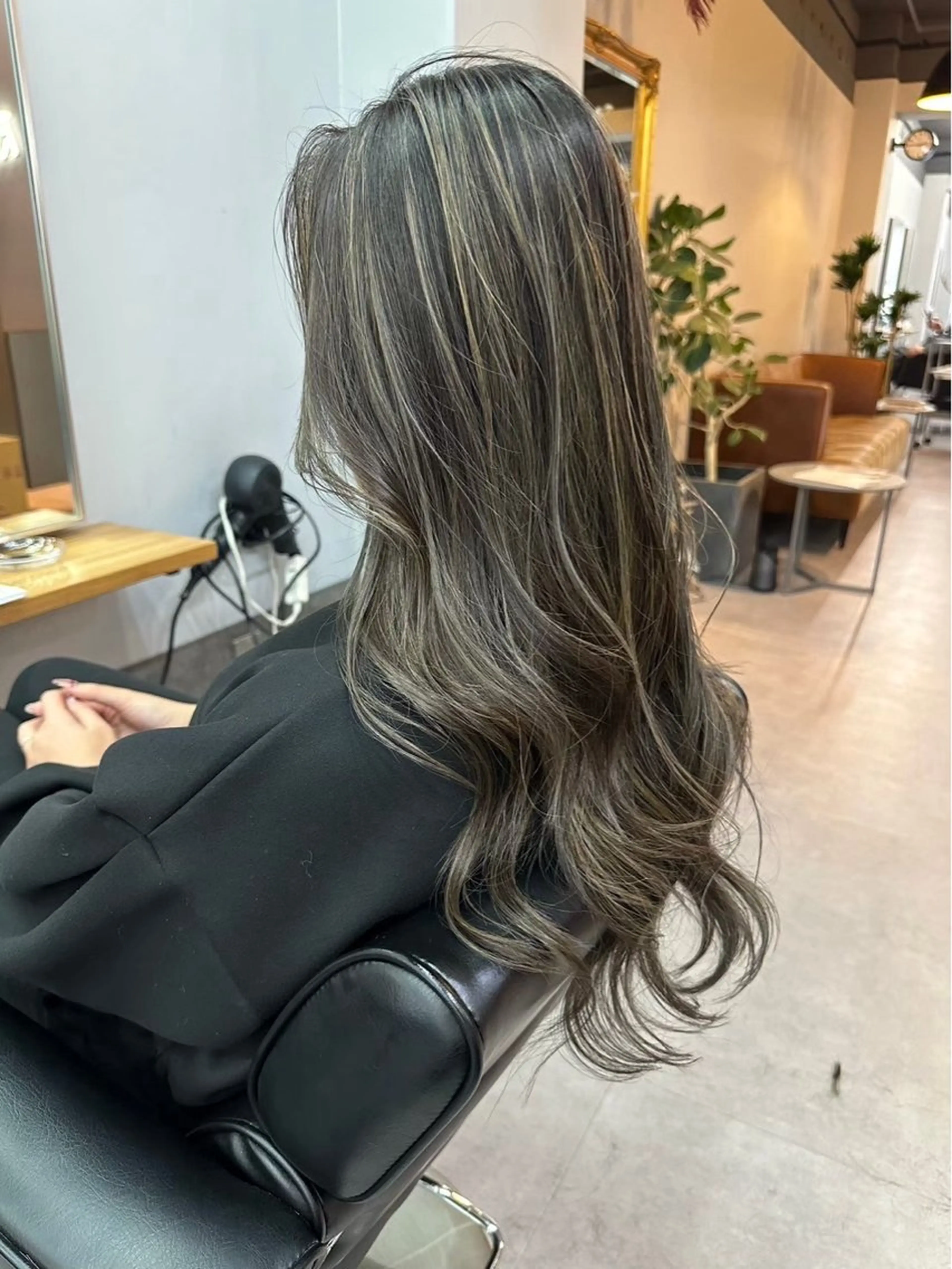 ロング カラー ハイライトカラー ハイライト ロング レイヤーカット 韓国風PAOのヘアスタイル