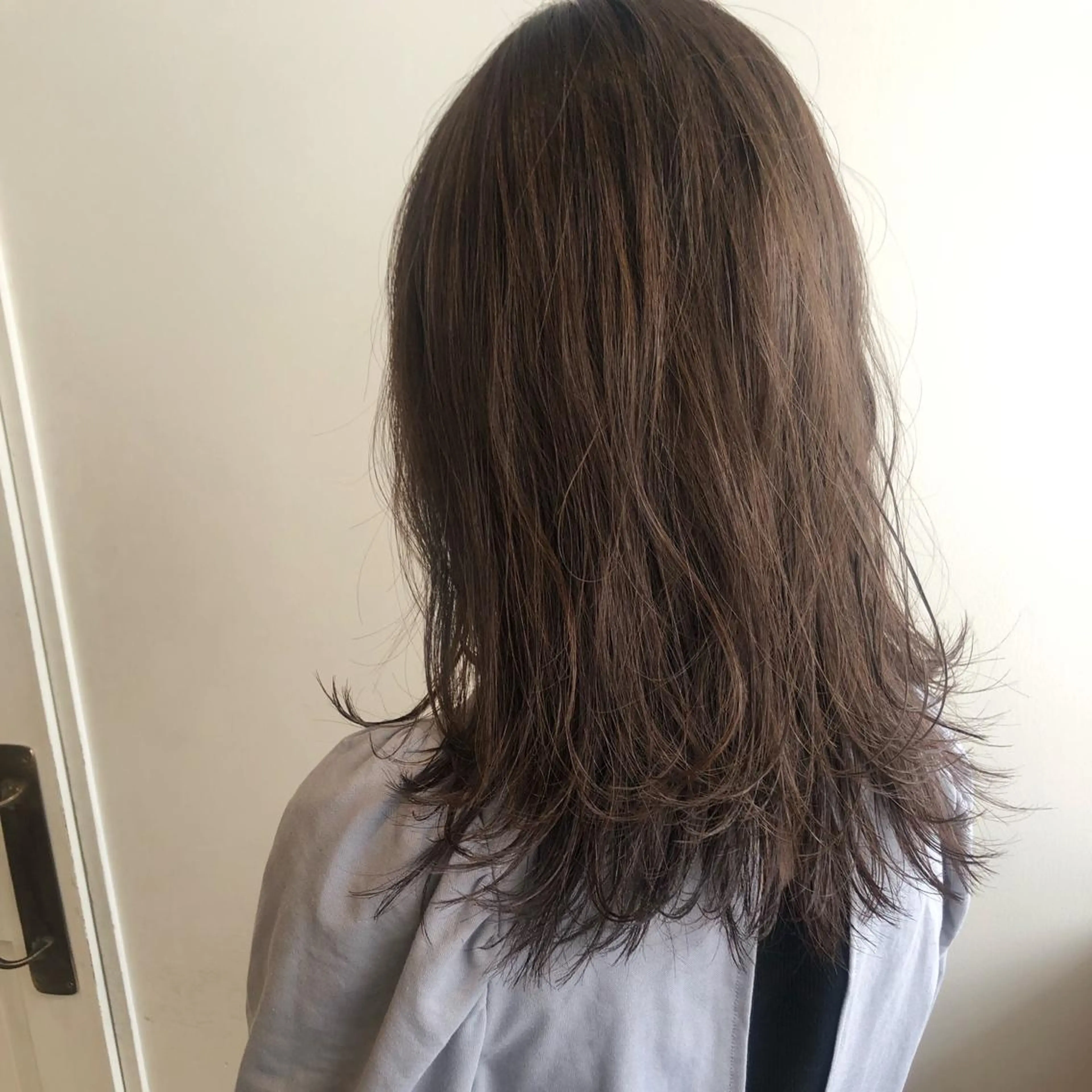 ミディアム カラー カット ヘアカラー トリートメント MIOベージュカラー 柔らかいカラーのヘアスタイル