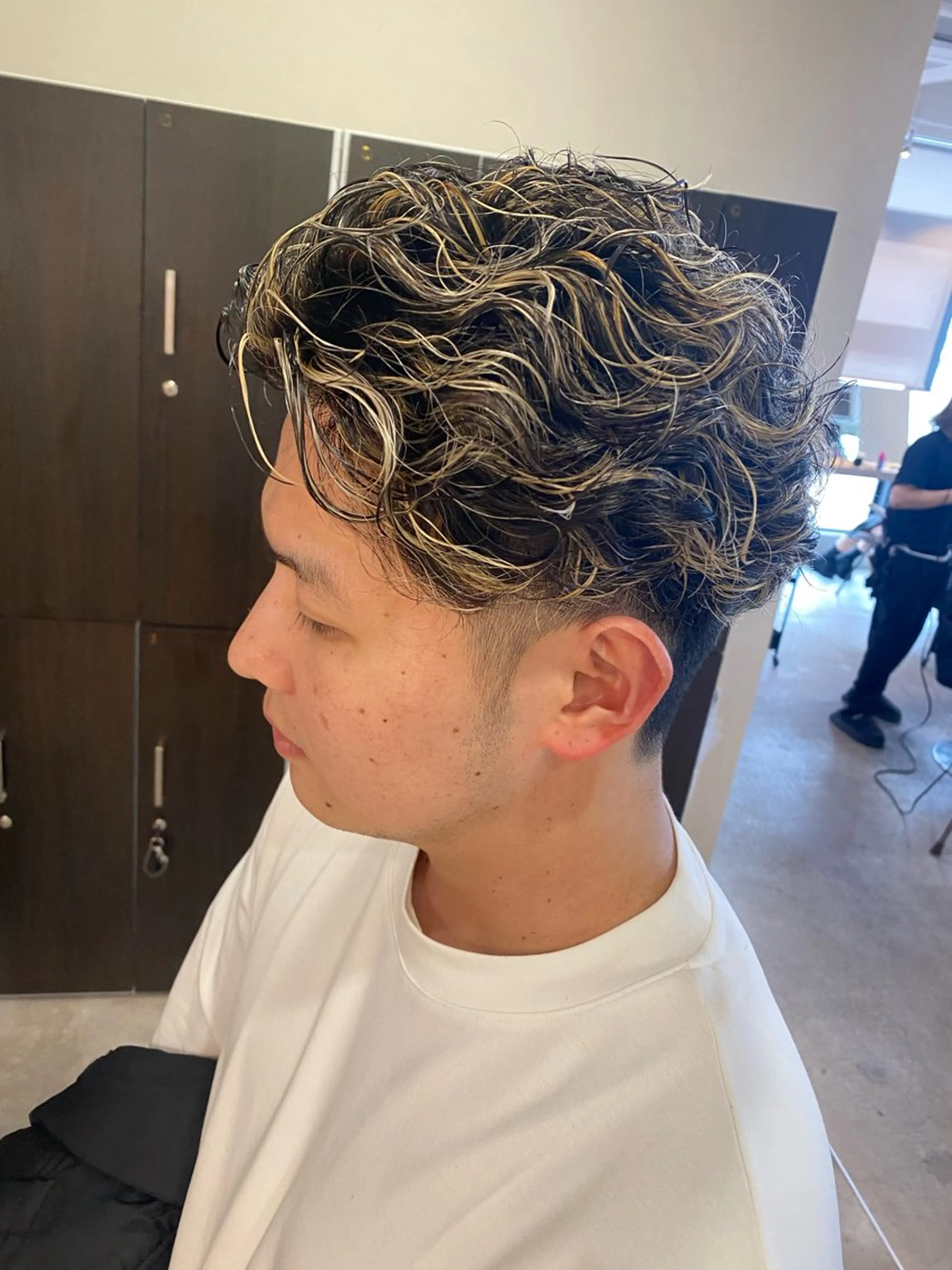 カラー パーマ メンズ メンズハイライト メンズパーマ ツイストスパイラルパーマ ハイライトカラー スパイラルパーマ 才田 まりなのヘアスタイル