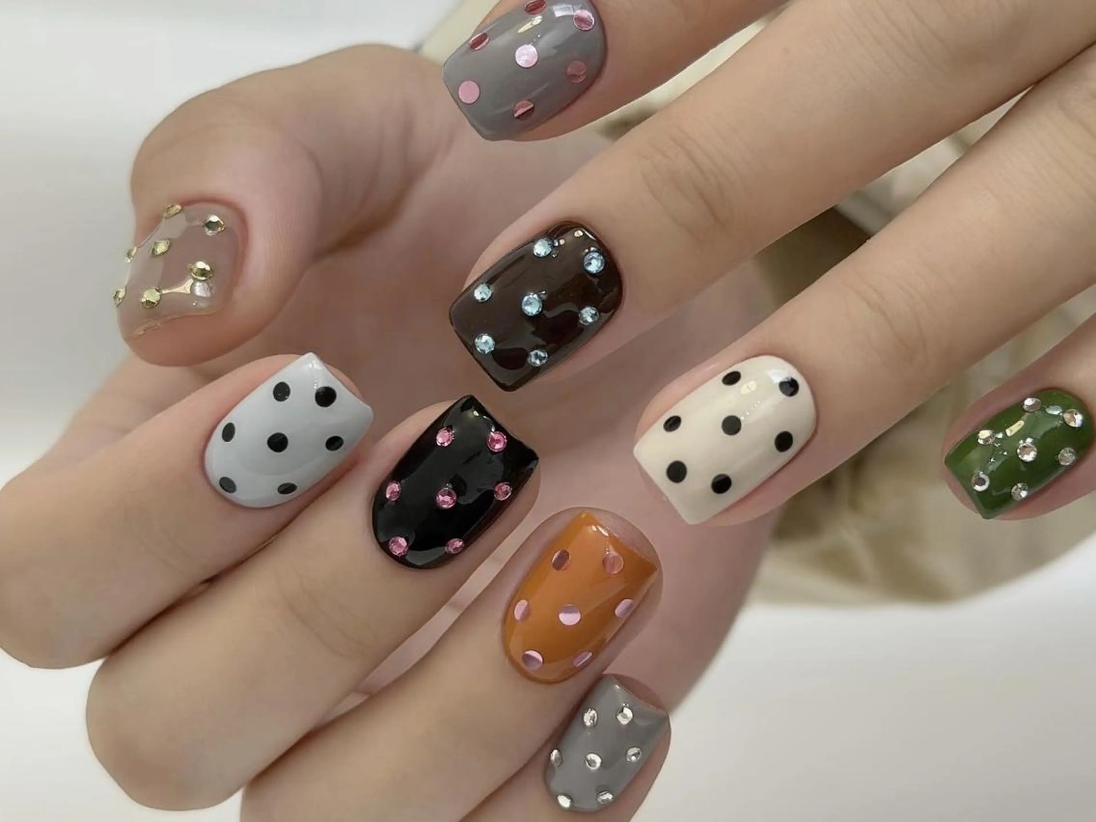 ネイル カジュアル ドット ジェルネイル 持ち込み ショートネイル ハンドネイル ハンドケア 💅 NikoNikoのネイルデザイン