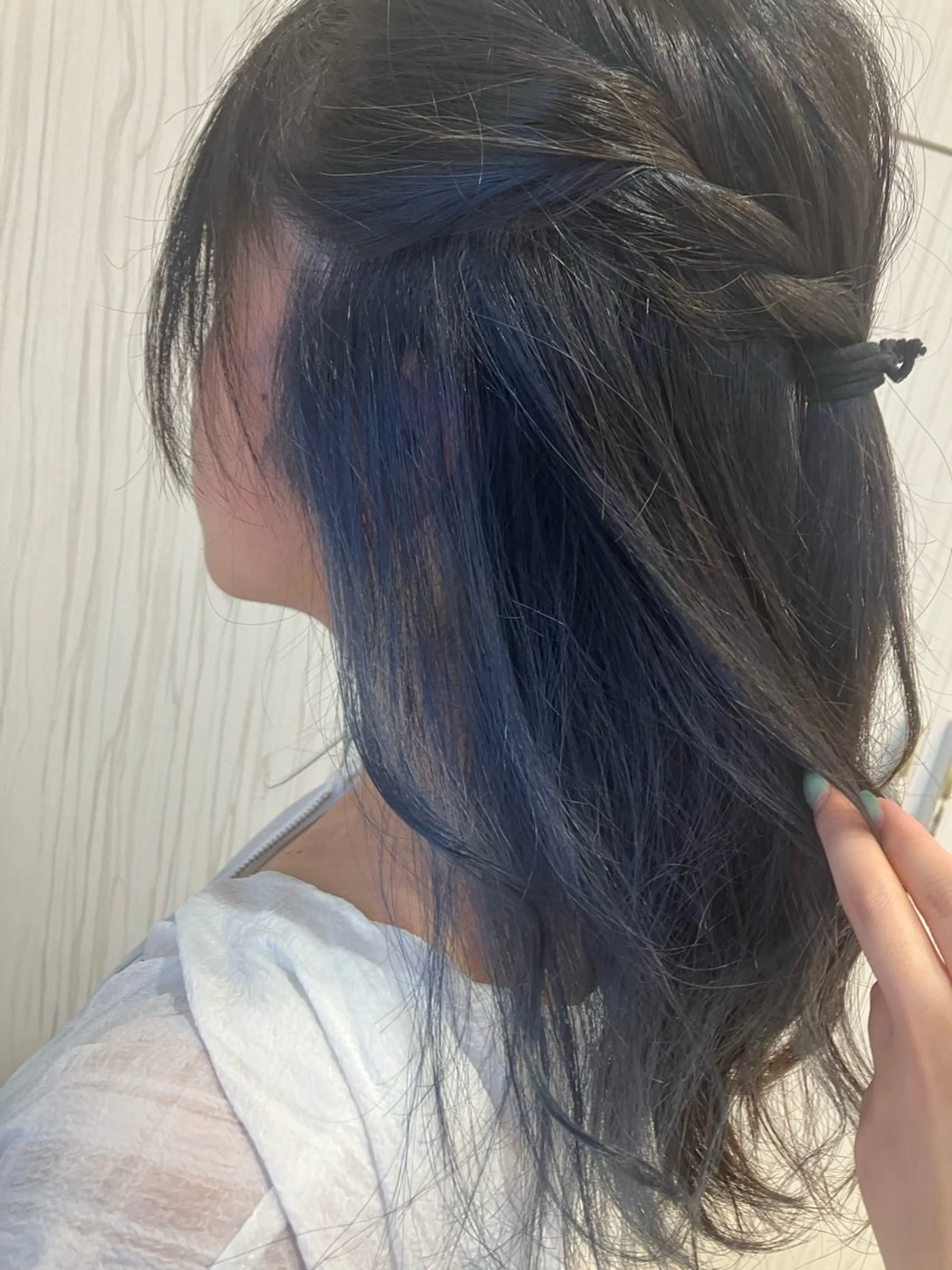 セミロング カラー ブリーチ ハイトーンカラー 永倉 はるかのヘアスタイル