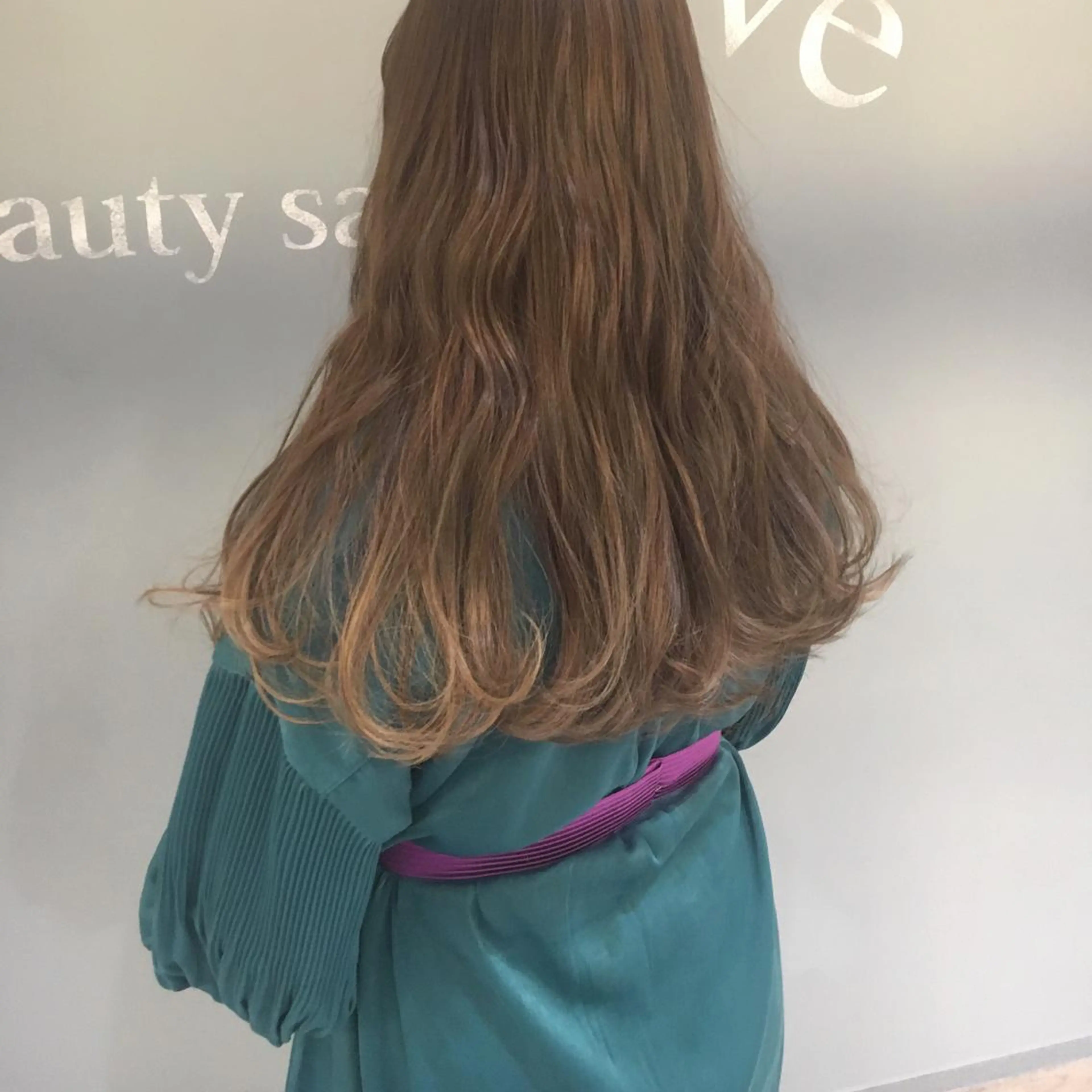 ロング カラー ベージュカラー ハイライトカラー オリーブベージュ ハイライト カット トリートメント 江原 彩華のヘアスタイル