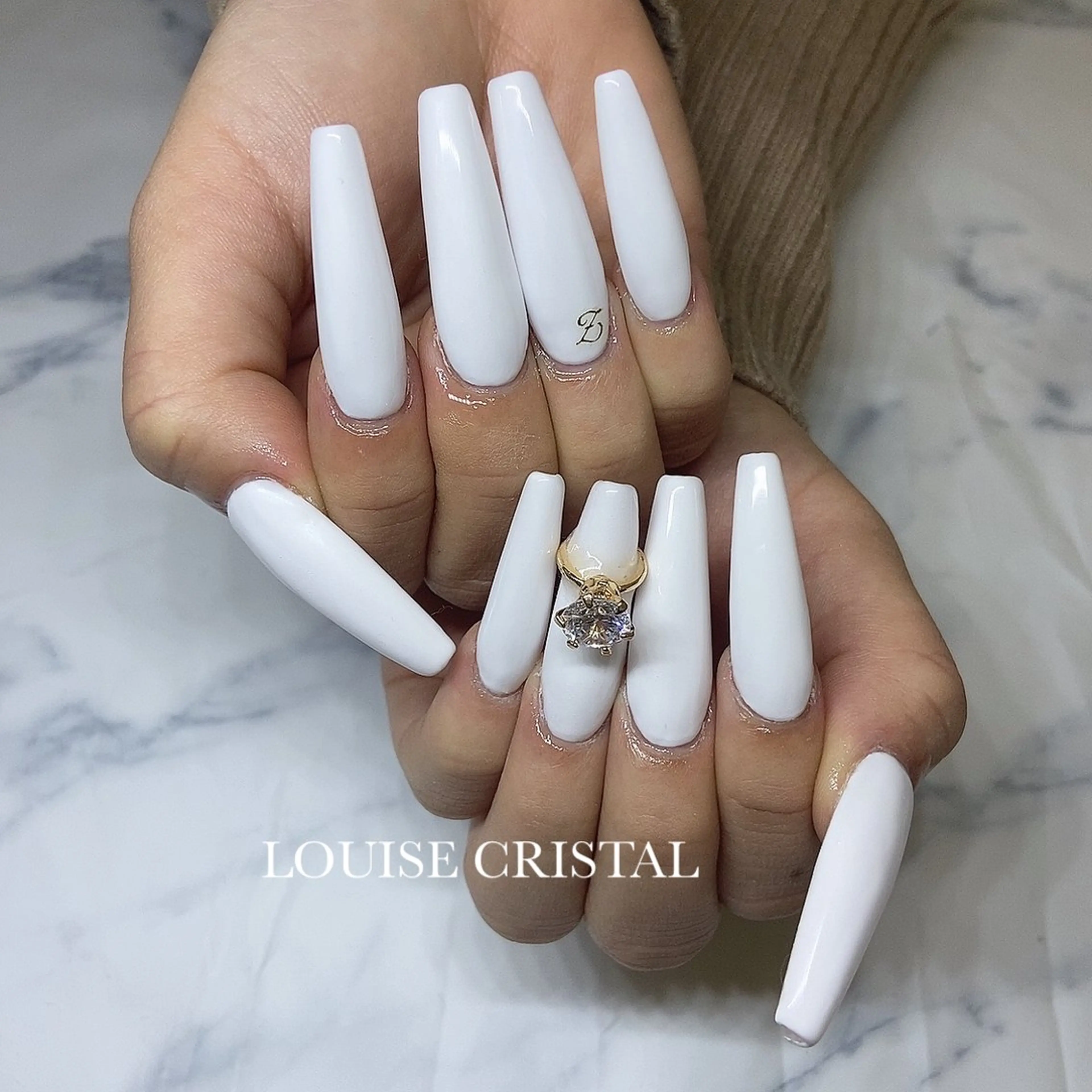 ネイル ハンドネイル LOUISE CRYSTALのネイルデザイン
