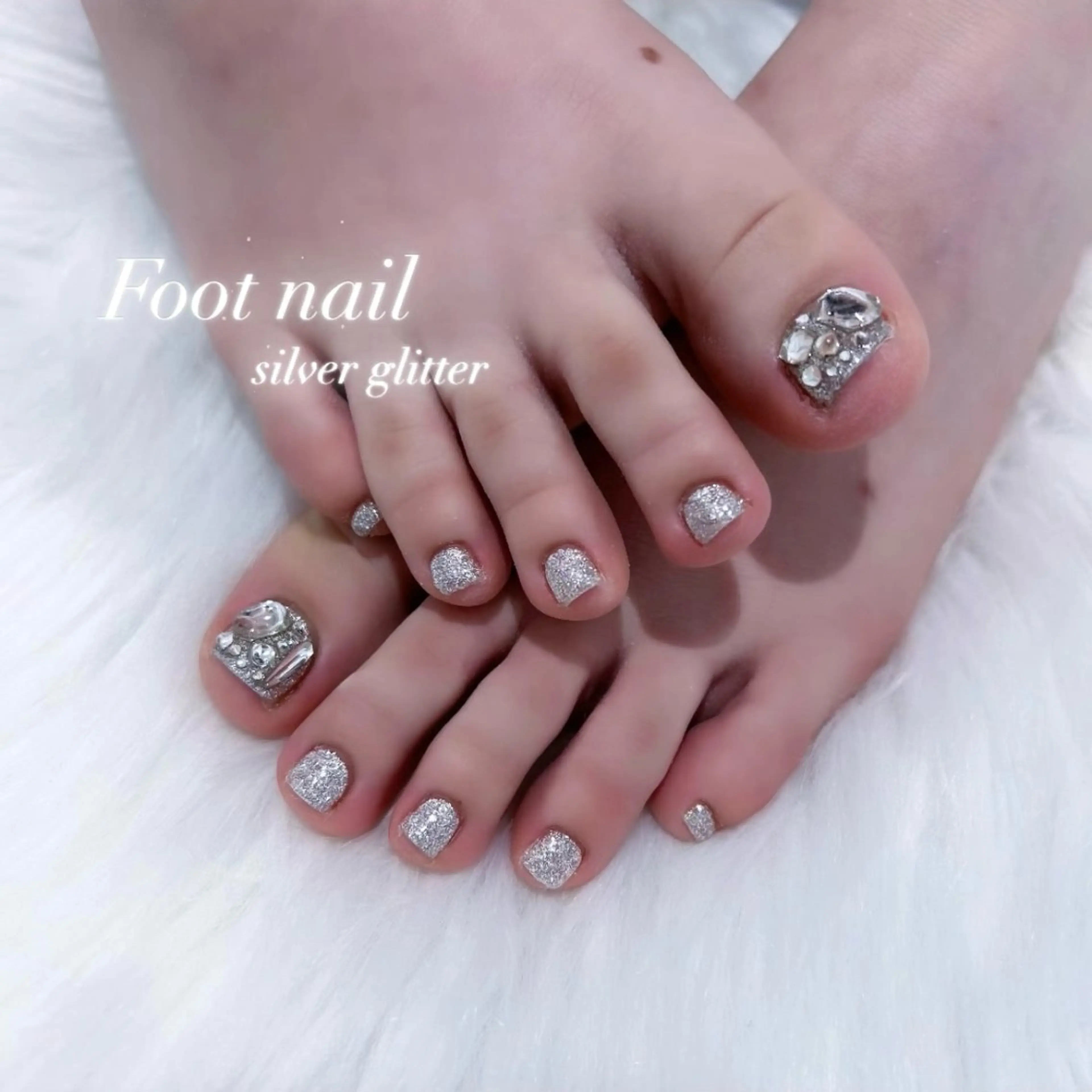 ネイル フットネイル キラキラネイル フットネイル 🤍Earth笛吹 𝑴𝒂𝒏𝒂🤍のネイルデザイン