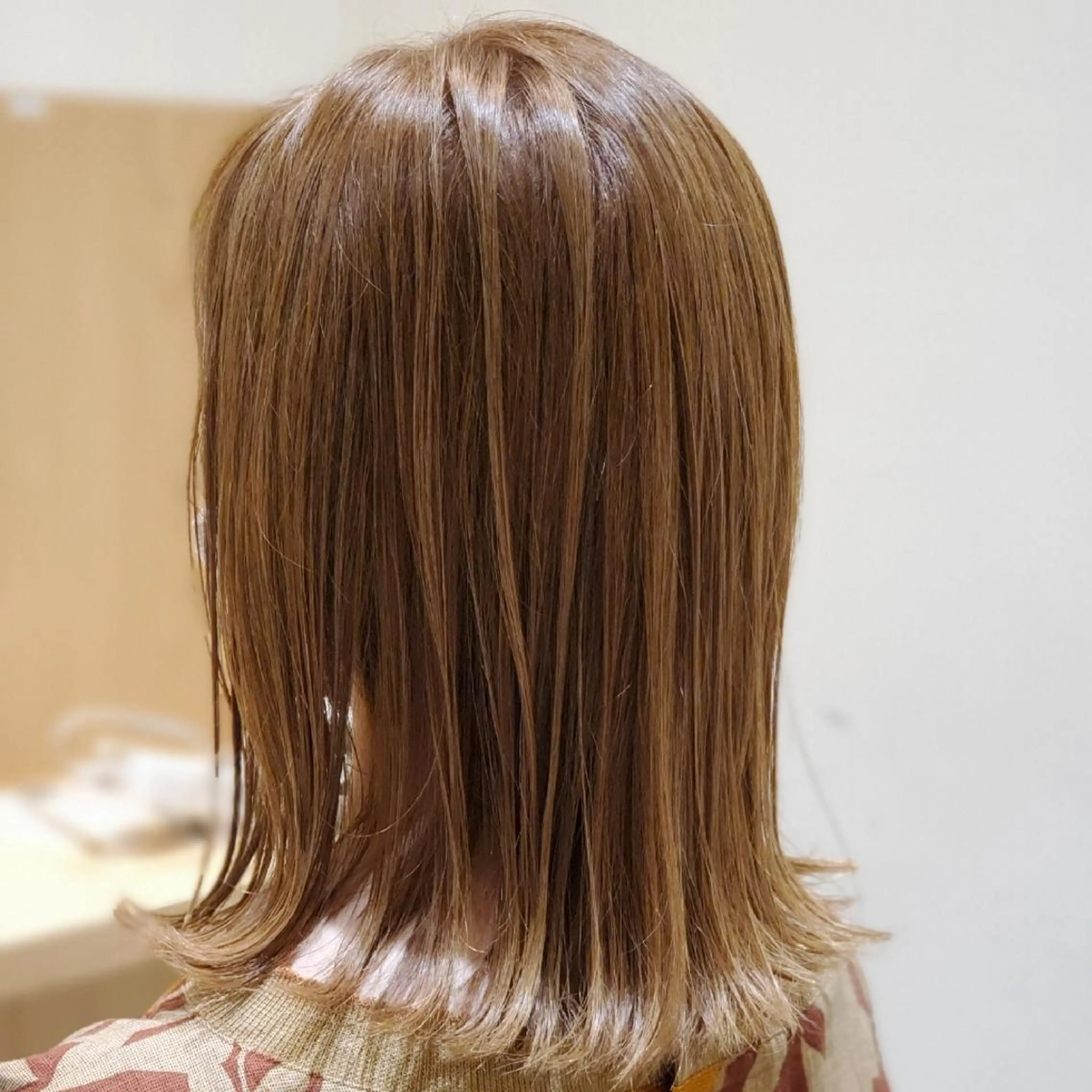 ミディアム カラー グレージュ ボブ 外ハネヘア 岡本 尚樹のヘアスタイル