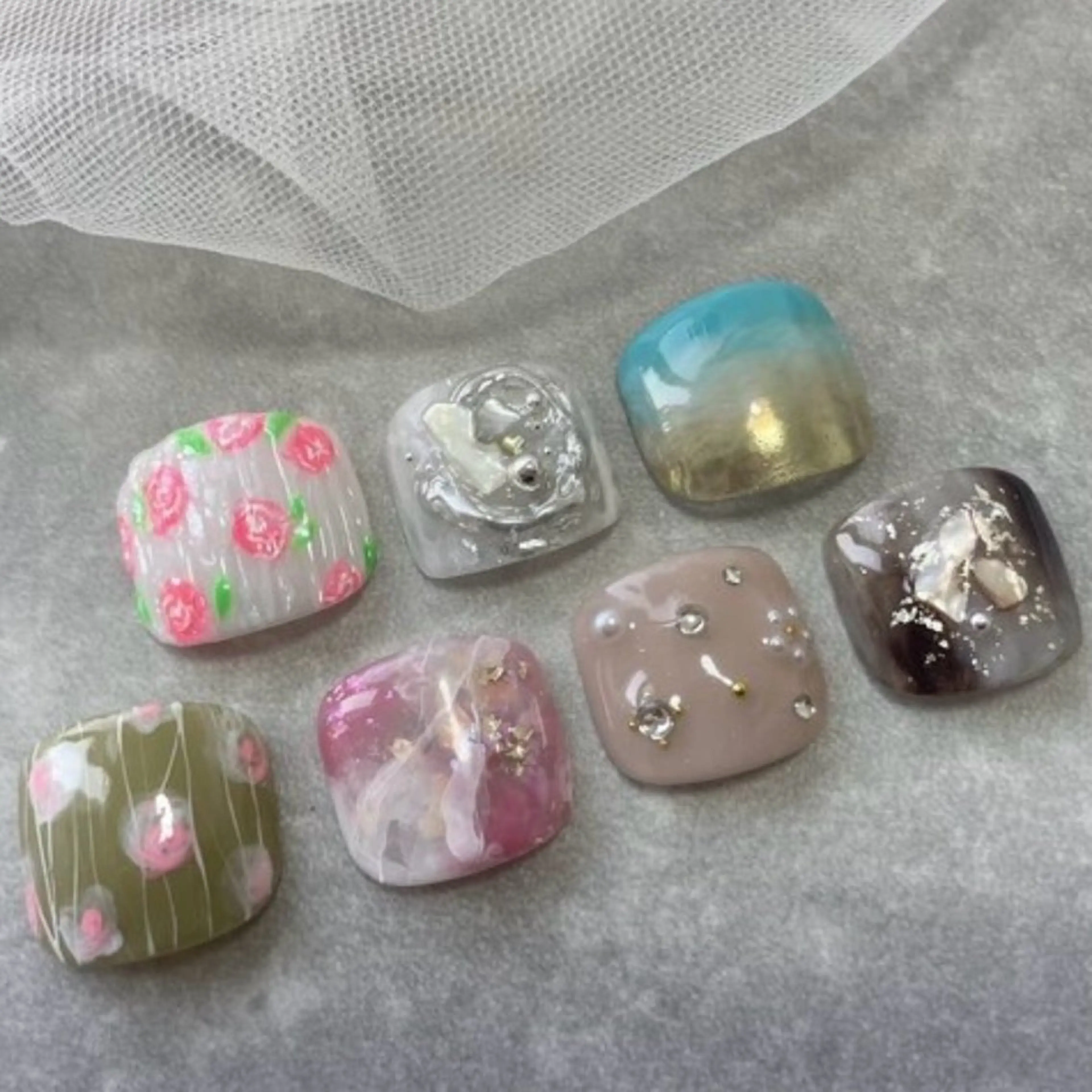 フットネイル💖<サンプルから選ぶ>親指アートコース(オフ・ケア込)🫧カラー変更🉑✨の写真