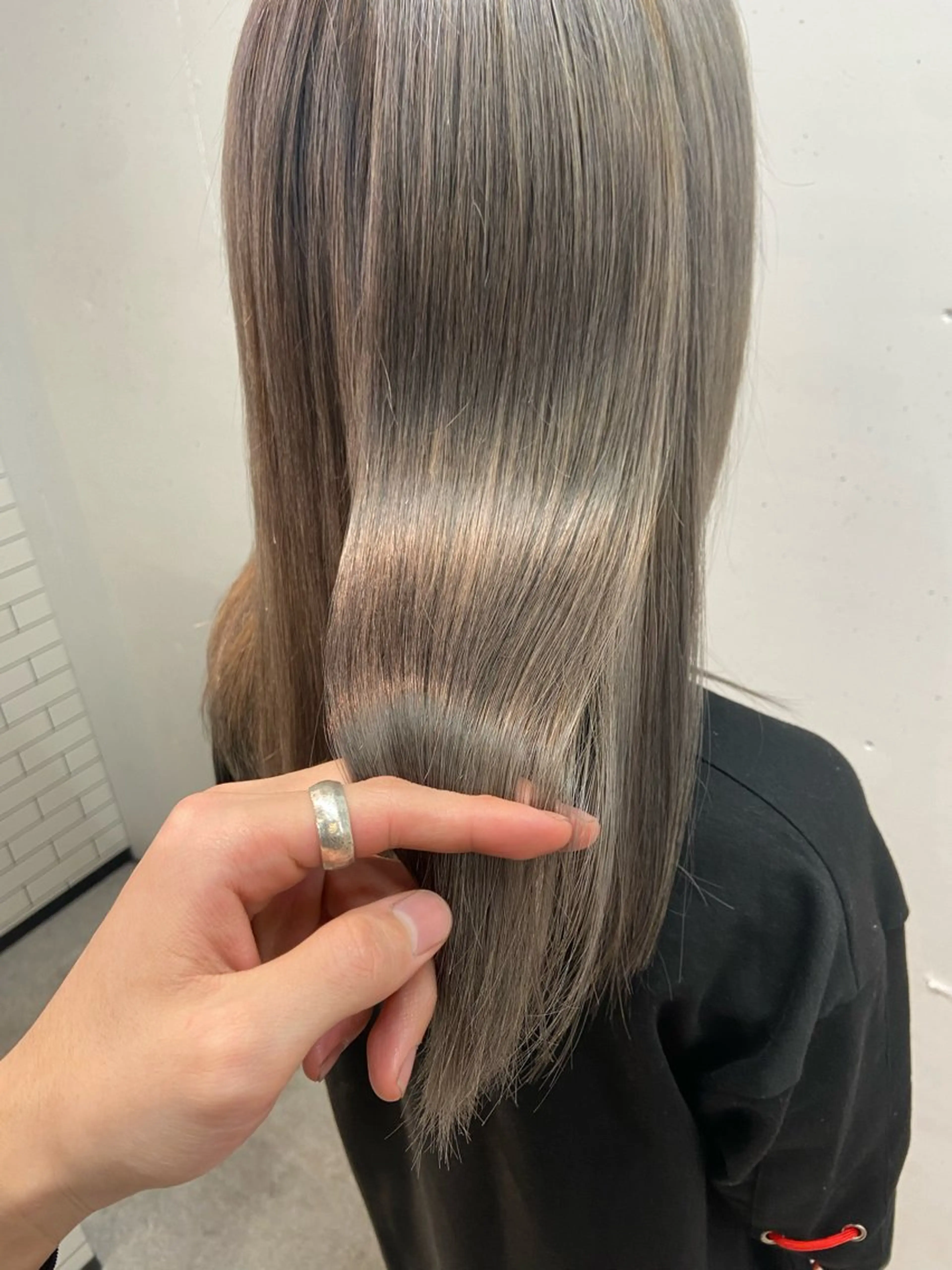ミディアム カラー ブリーチ グレージュ ヘアカラー トリートメント ウルフカット レイヤーカット上柿のヘアスタイル
