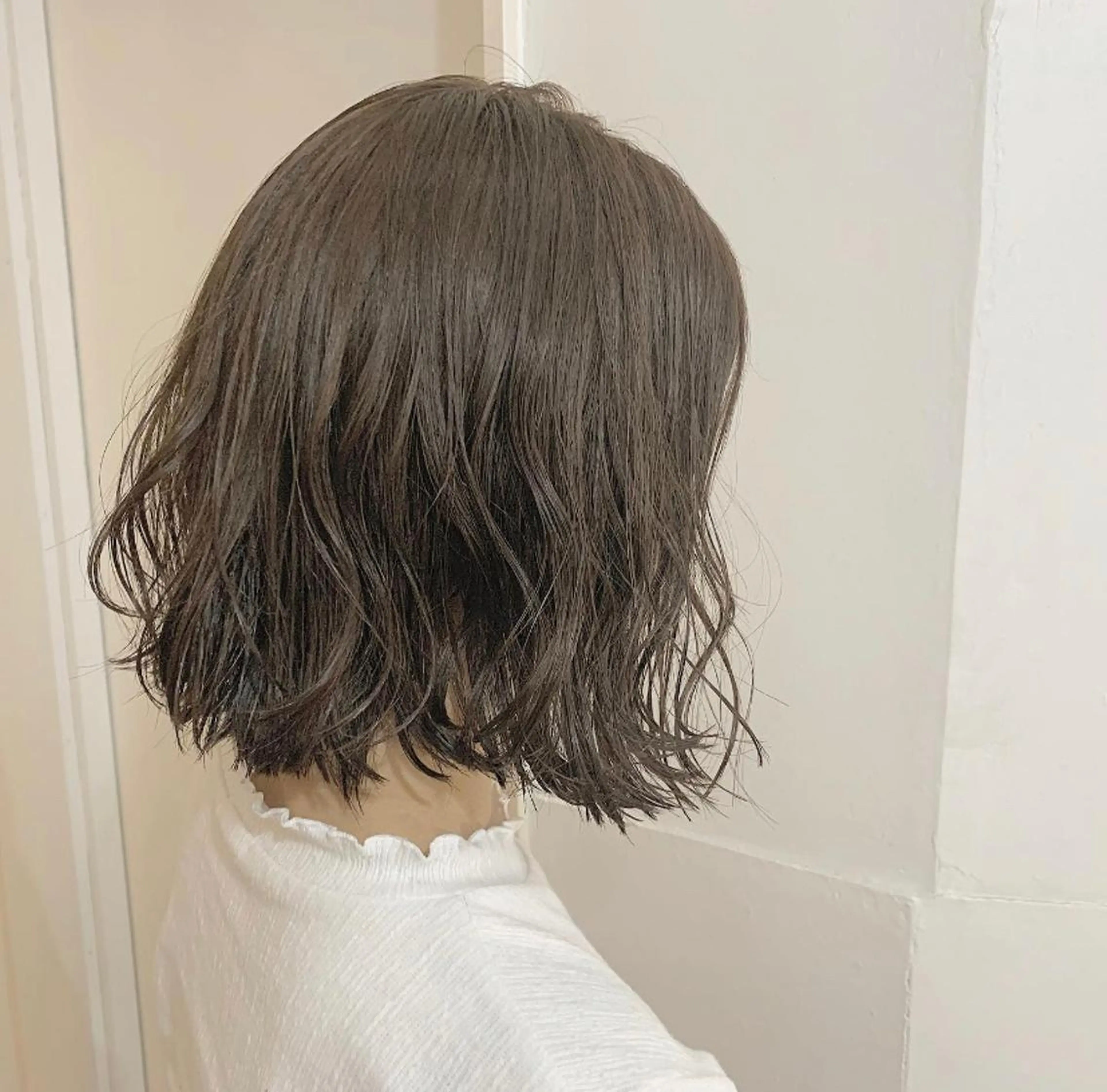 ショート カラー ベージュカラー オリーブベージュ カット ヘアカラー friity所属・🕊️ HONOKAのヘアスタイル