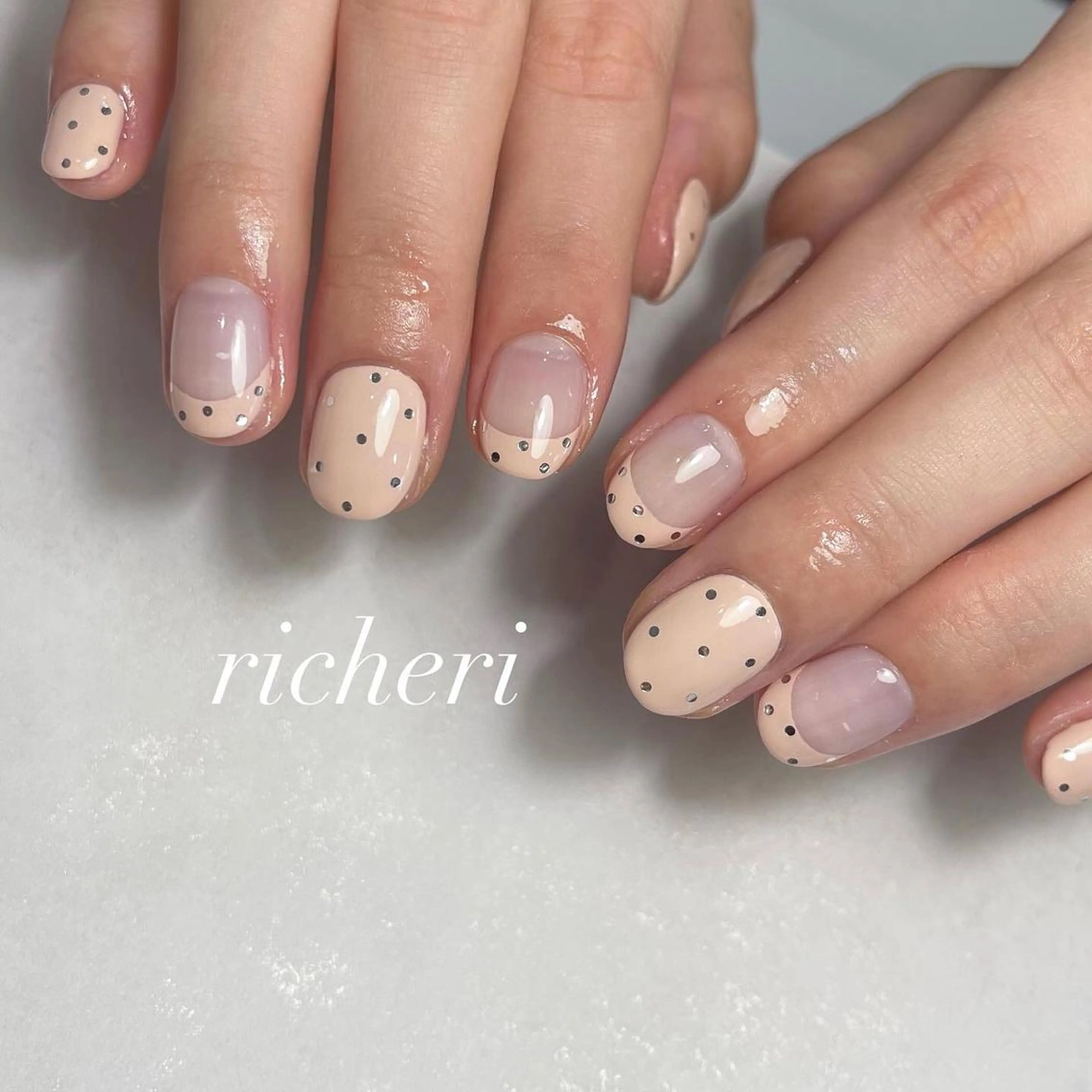 ミディアム ネイル 韓国風ヘア アートネイル ドット フレンチネイル ジェルネイル richeri beautyのエステ・リラクイメージ