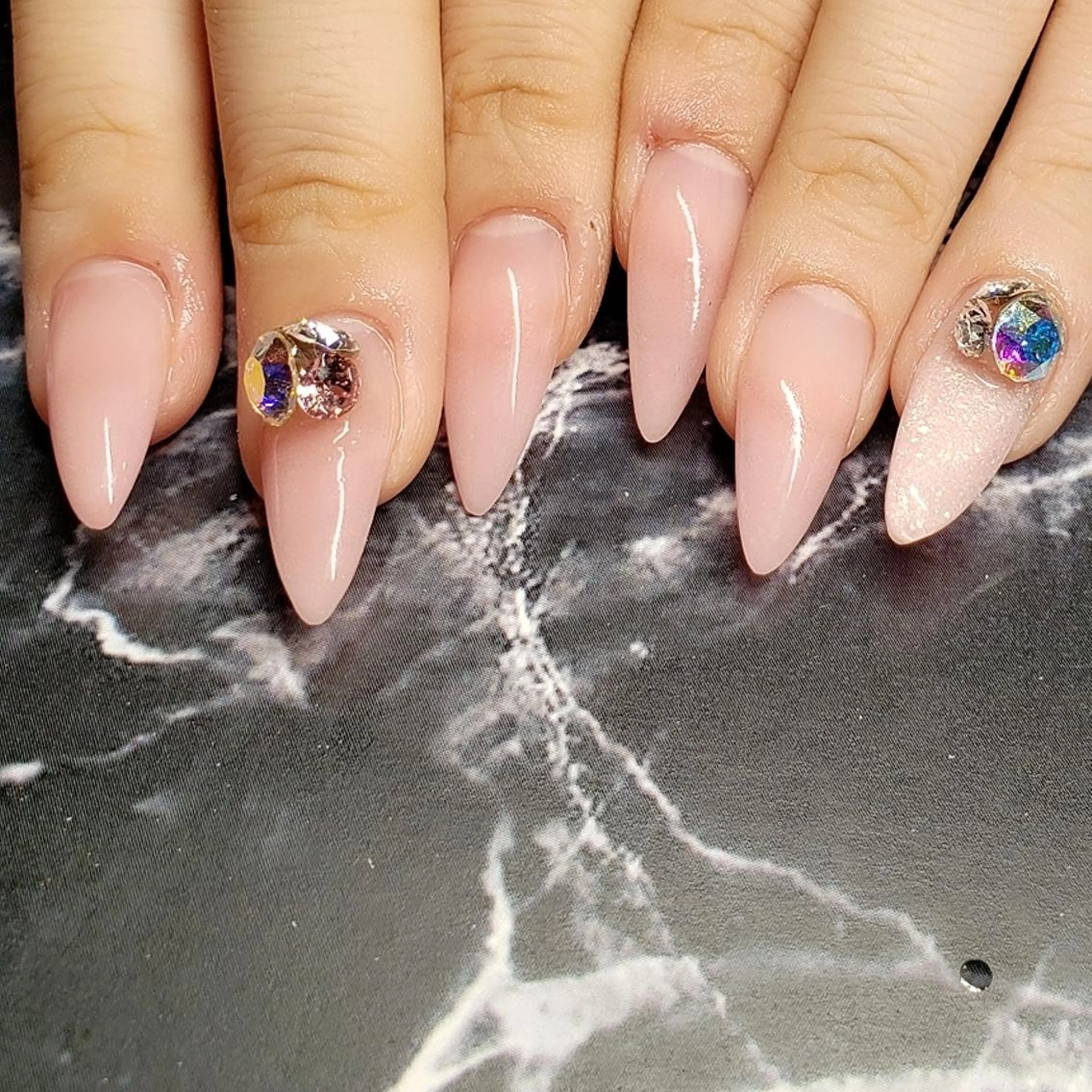 ミディアム ネイル アートネイル ストーンネイル ハンドネイル クロキ 。のネイルデザイン