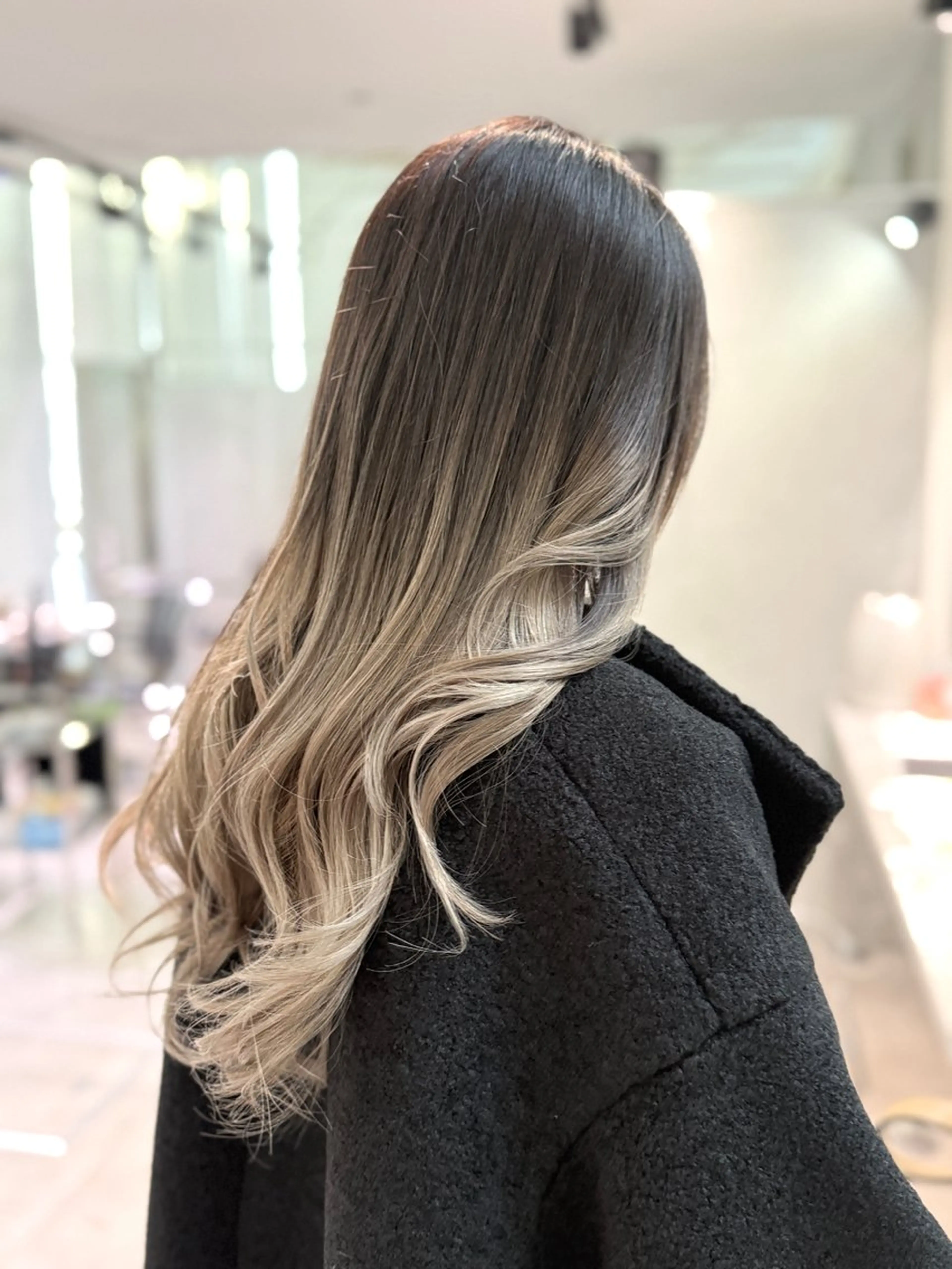 ロング カラー ダークグレー グラデーションカラー グレージュ カット ヘアカラー トリートメント CHERIEブリーチ ダブルカラー　天神のヘアスタイル