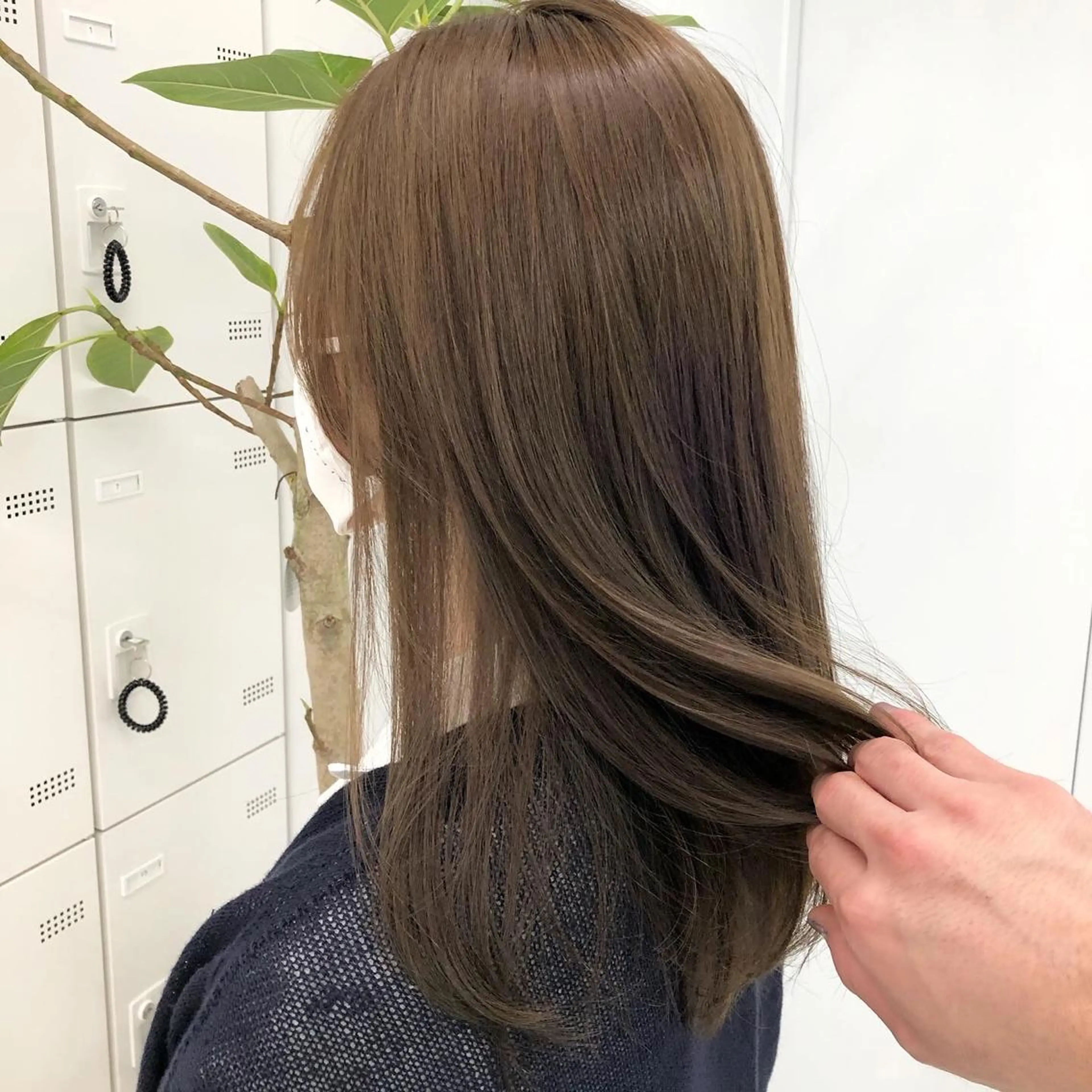 ミディアム カラー ベージュカラー レイヤーカット 透明感カラーのヘアスタイル
