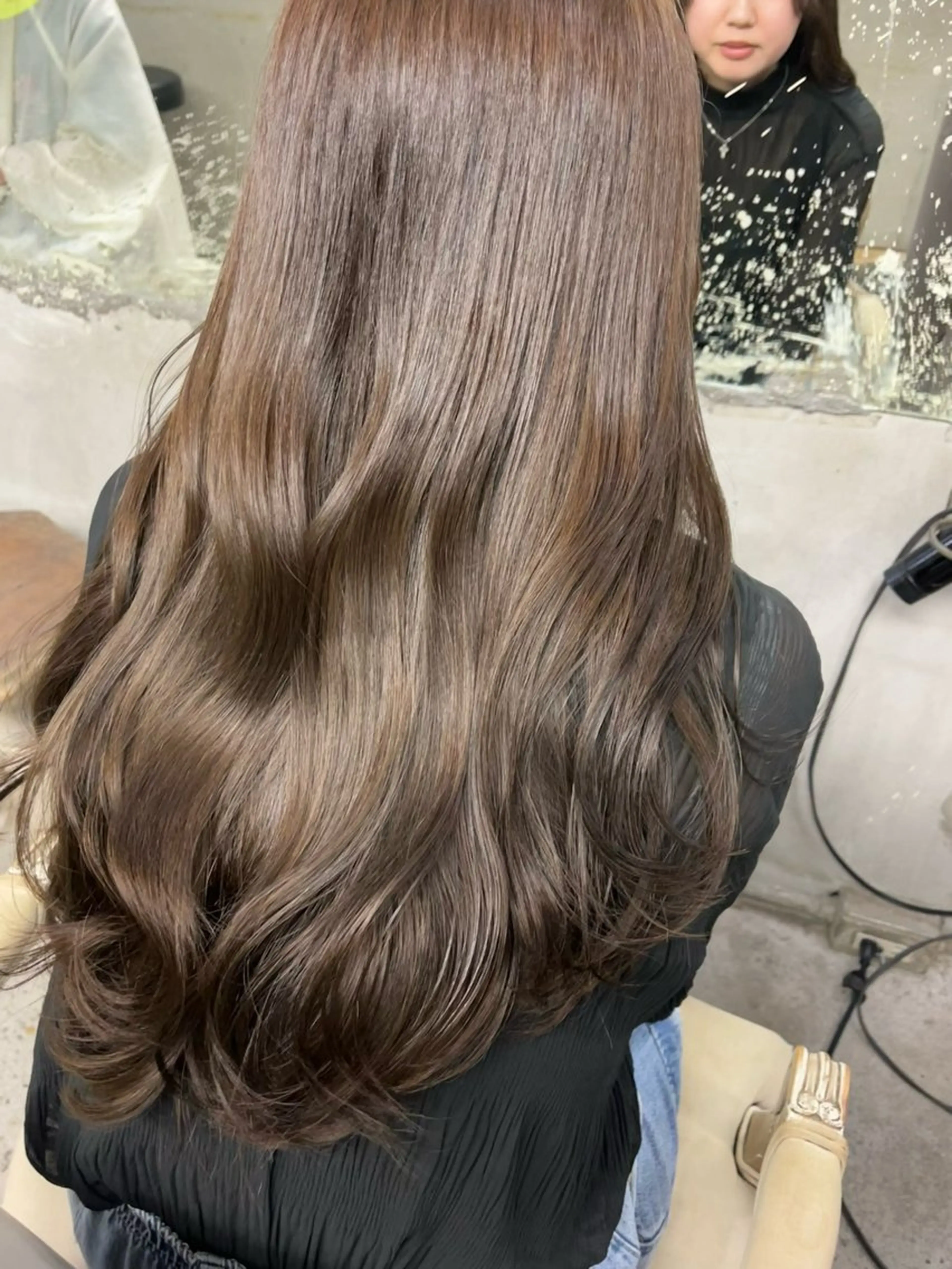 ロング カラー ベージュカラー ブリーチ 透明感カラー ミルクティーベージュ ブリーチなしカラー ヘアカラー トリートメント レイヤー/グレージュ 🤍奥開梨恵のヘアスタイル