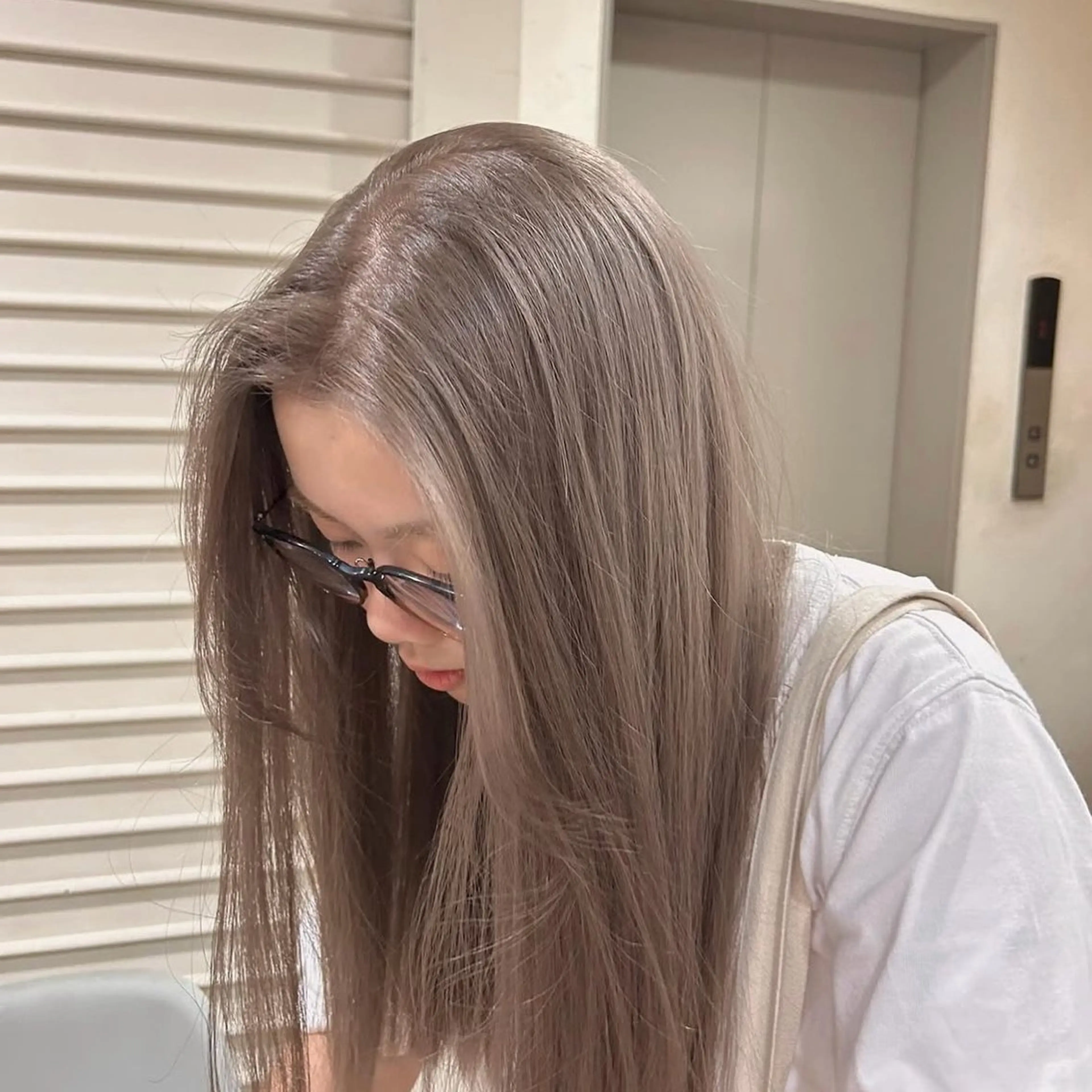 ミディアム 透明感カラー NAN AMI グレージュのヘアスタイル