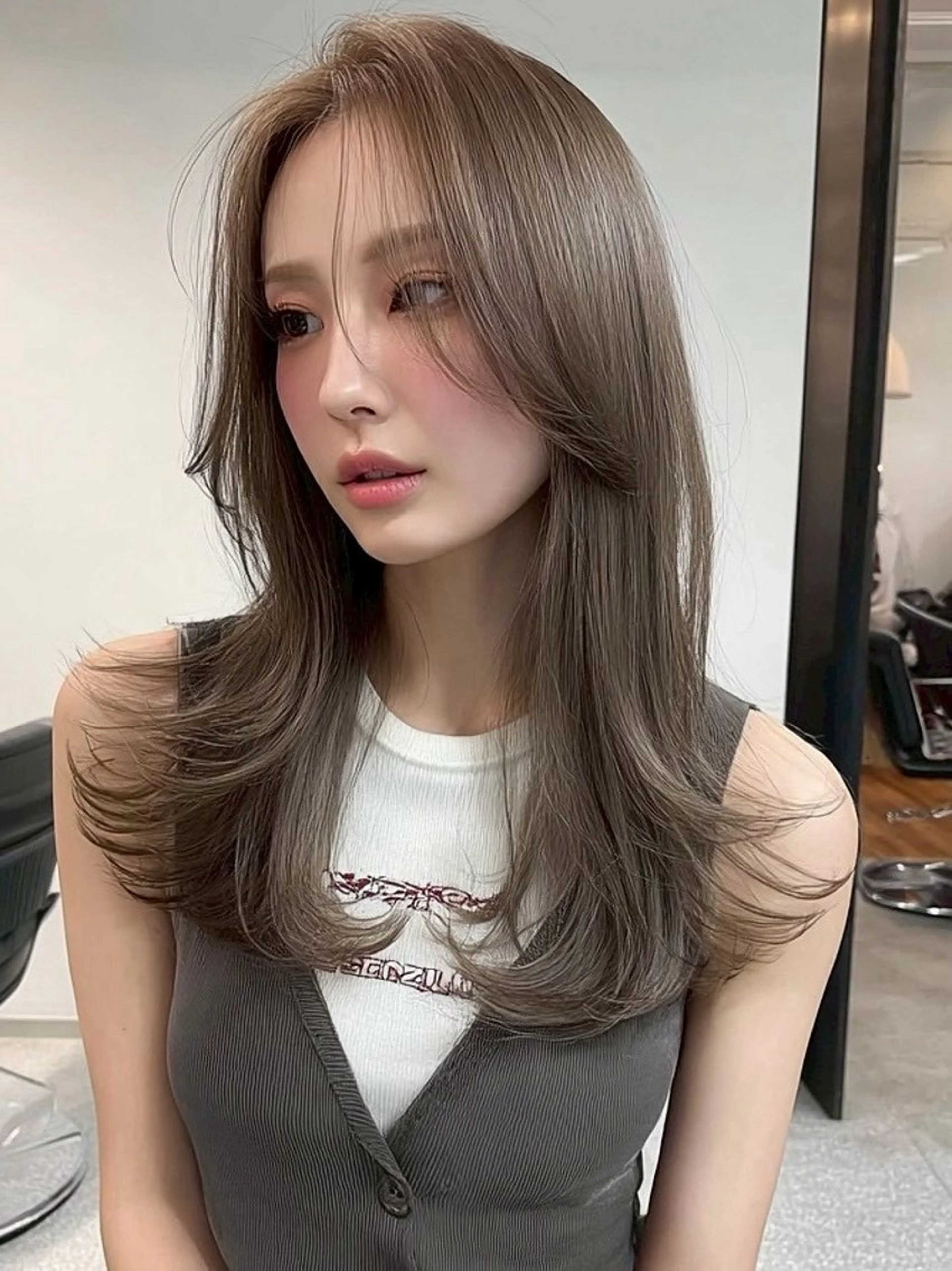 セミロング カラー セミロングパーマ 髪質改善 韓国風ヘア 縮毛矯正 ヘアカラー 西 優衣奈のヘアスタイル