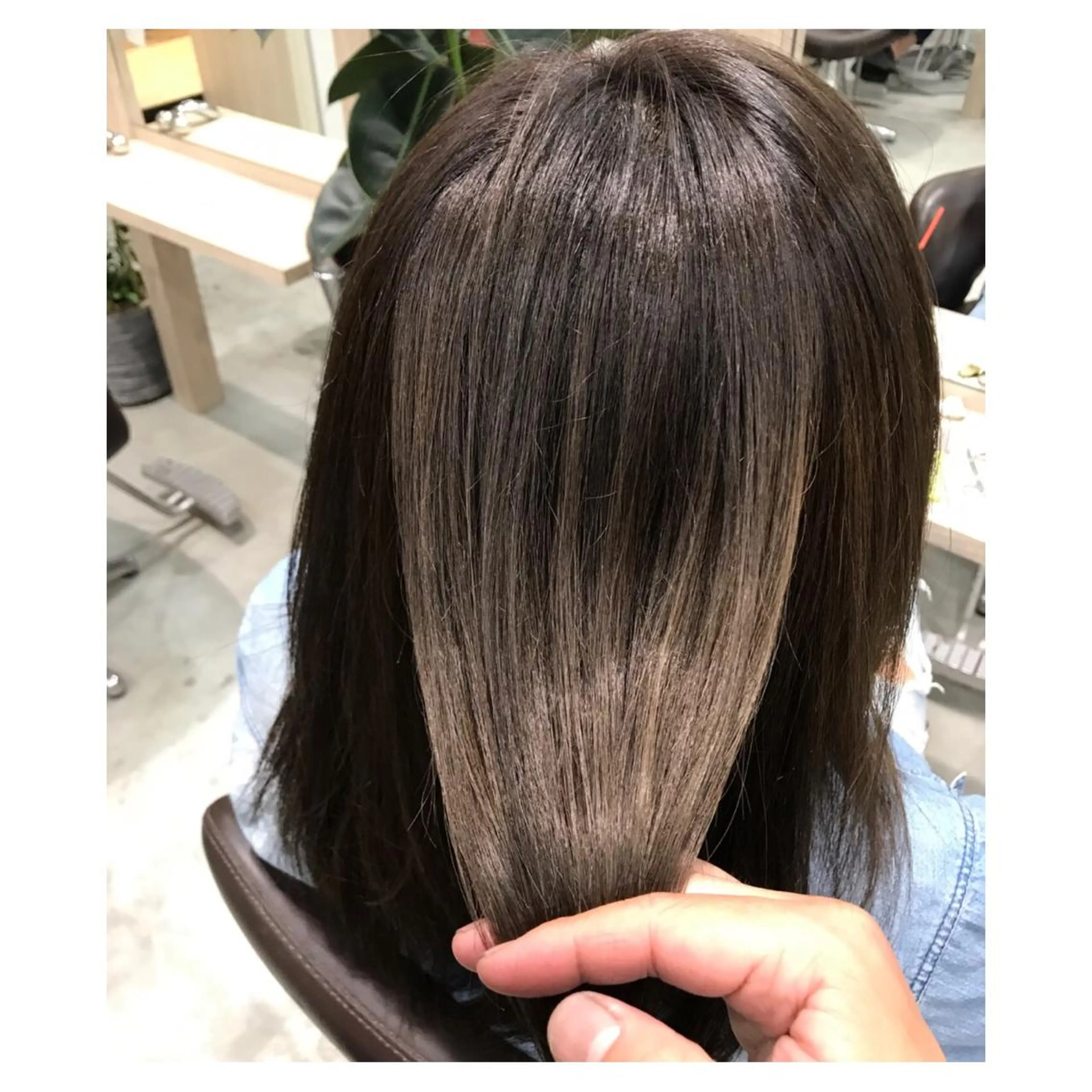 ミディアム カラー ヘアアレンジ ベージュカラー ハイライトカラー シルバー シルバーベージュ ハイライト 福壽 優奈のヘアスタイル